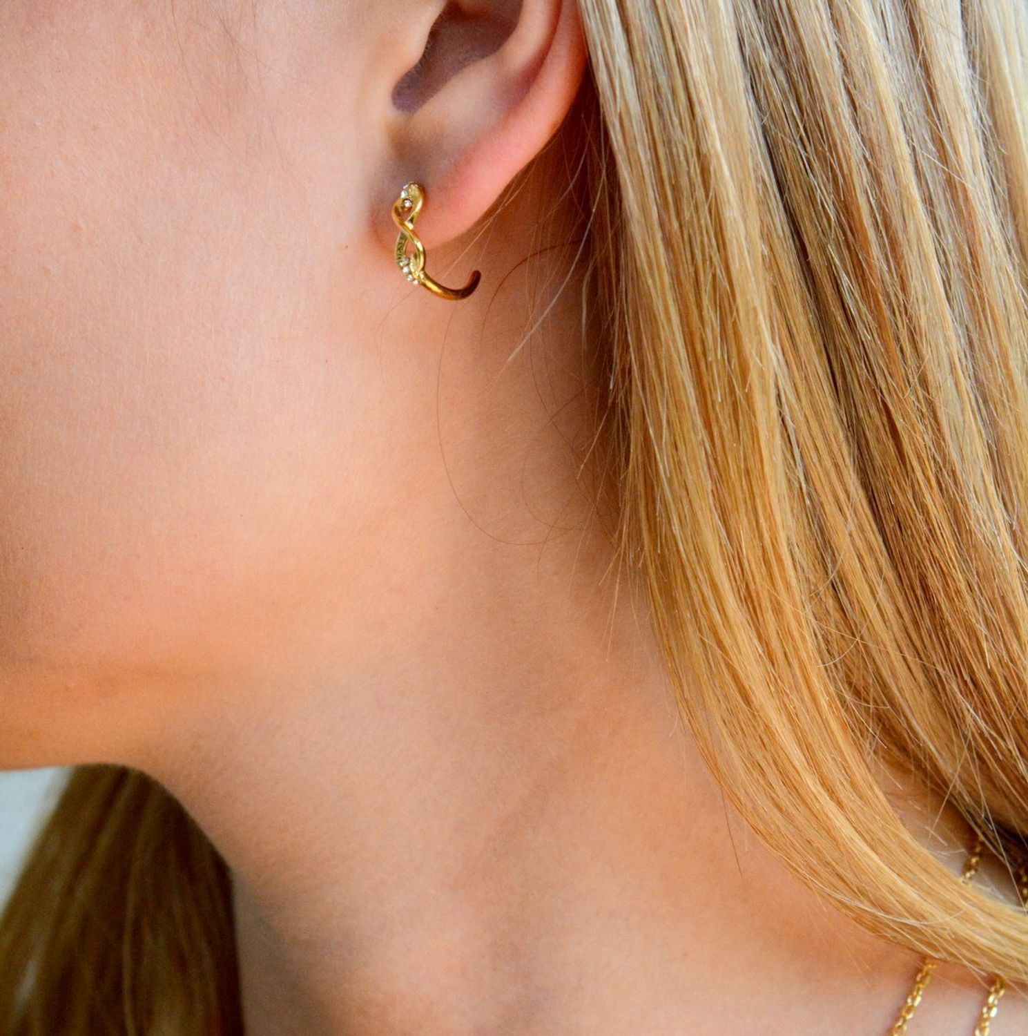 Kolczyki damskie GUESS stalowe wkrętki nieskończoność w złotym kolorze JUBE03272JWYGTU. Kolczyki wkrętki stalowe Guess. Kolczyki stalowe Guess Kolczyki nieskończoność na sztyft Guess. Kolczyki wkrętki Guess na prezent..jpg