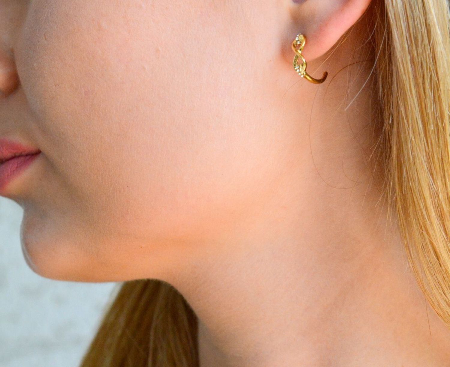 Kolczyki damskie GUESS stalowe wkrętki nieskończoność w złotym kolorze JUBE03272JWYGTU. Kolczyki wkrętki stalowe Guess. Kolczyki stalowe Guess Kolczyki nieskończoność na sztyft Guess. Kolczyki wkrętki Guess na prezent..jpg