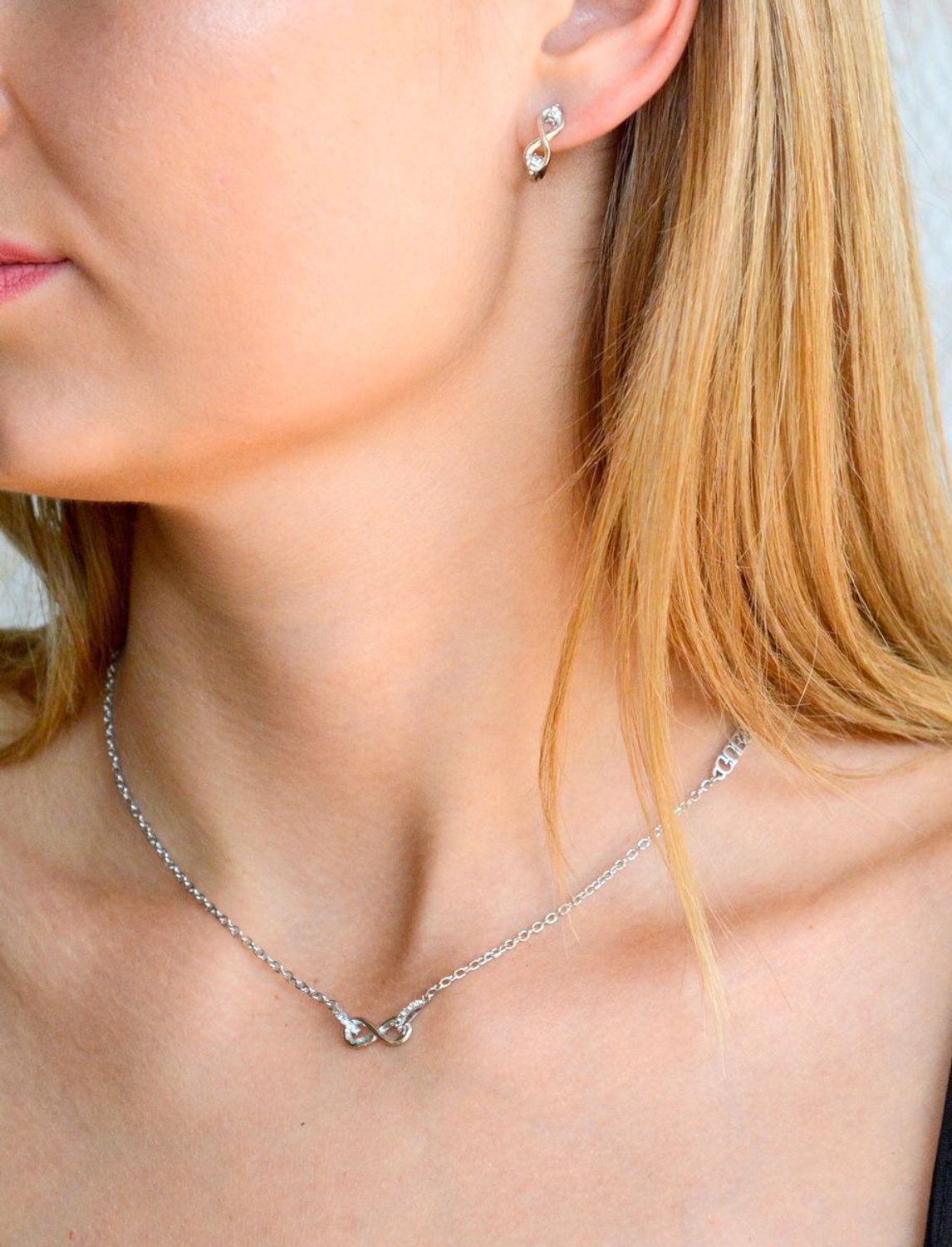 Kolczyki damskie GUESS stalowe wkrętki nieskończoność w złotym kolorze JUBE03272JWYGTU. Kolczyki wkrętki stalowe Guess. Kolczyki stalowe Guess Kolczyki nieskończoność na sztyft Guess. Kolczyki wkrętki Guess na prezent..jpg