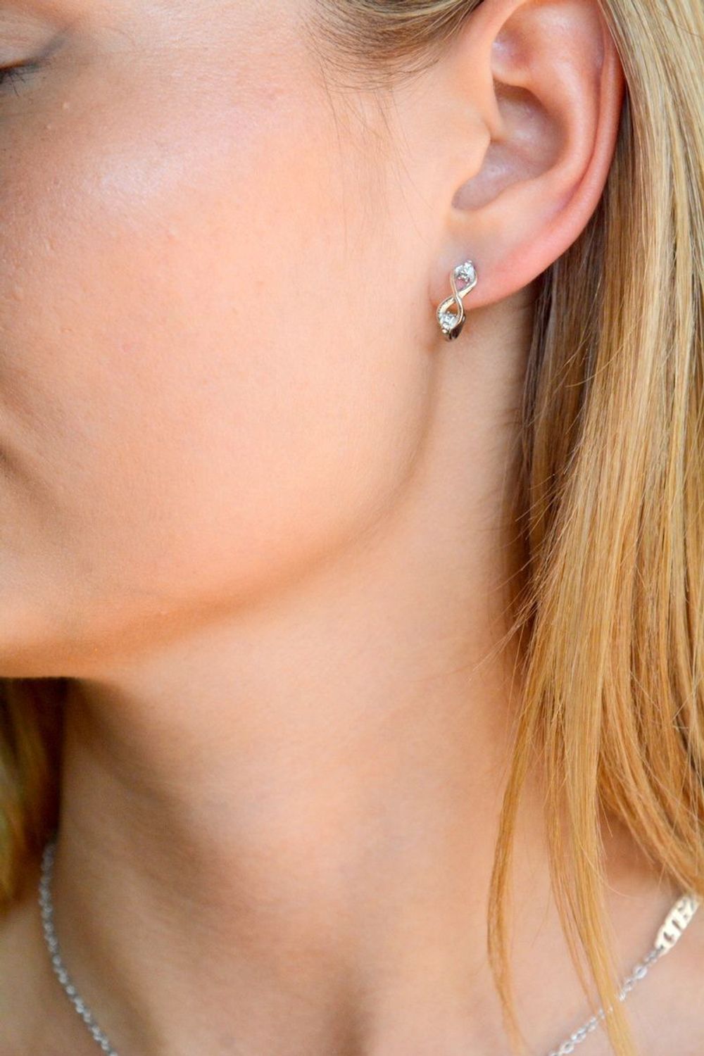 Kolczyki damskie GUESS stalowe wkrętki nieskończoność w złotym kolorze JUBE03272JWYGTU. Kolczyki wkrętki stalowe Guess. Kolczyki stalowe Guess Kolczyki nieskończoność na sztyft Guess. Kolczyki wkrętki Guess na prezent..jpg