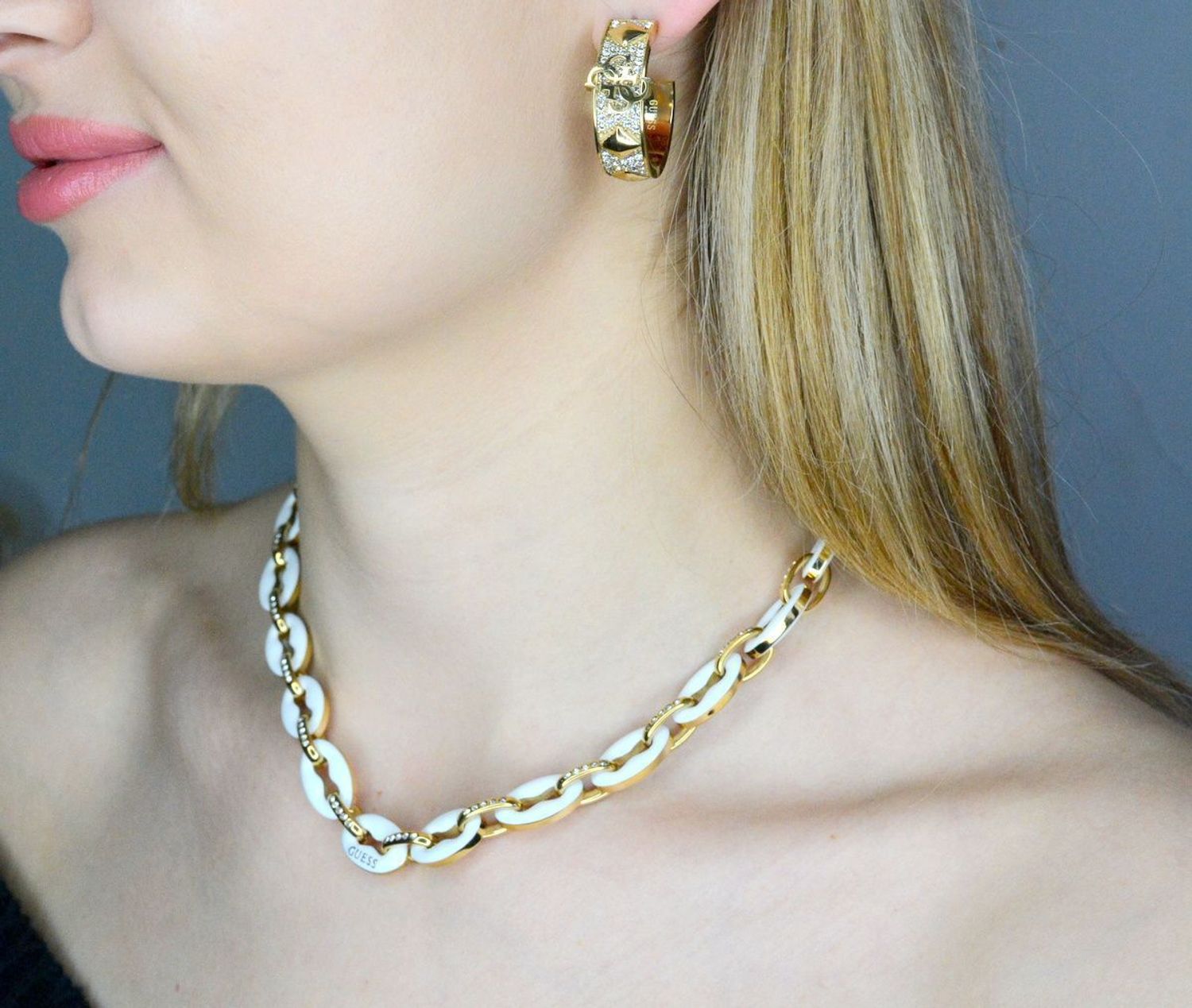 Kolczyki GUESS stalowe pozłacane koła logo Guess JUBE03279JWYGT-U. Kolczyki damskie Guess. Kolczyki stalowe Guess. Kolczyki stalowe pozłacane Guess. Kolczyki damskie stalowe Guess na prezent..jpg