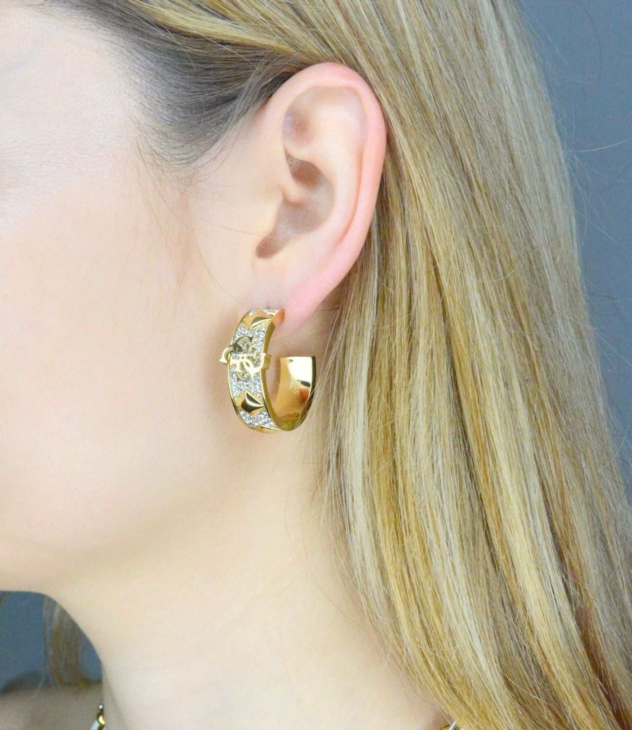 Kolczyki GUESS stalowe pozłacane koła logo Guess JUBE03279JWYGT-U. Kolczyki damskie Guess. Kolczyki stalowe Guess. Kolczyki stalowe pozłacane Guess. Kolczyki damskie stalowe Guess na prezent..jpg