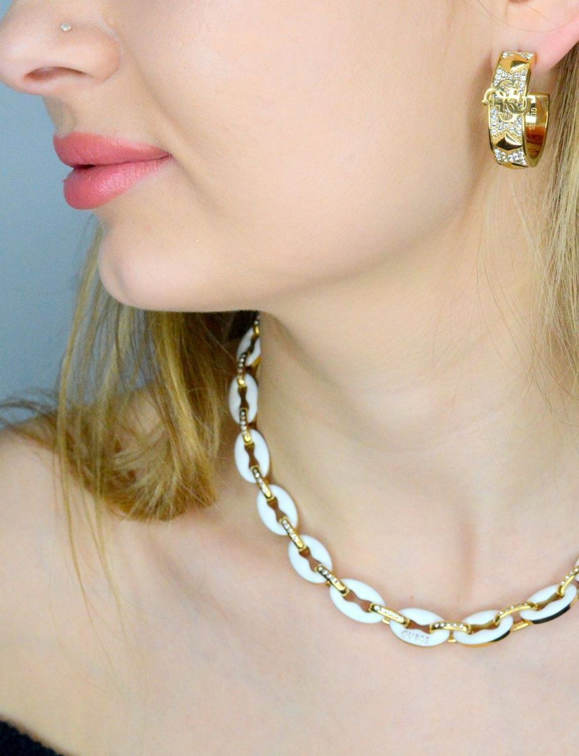 Kolczyki GUESS stalowe pozłacane koła logo Guess JUBE03279JWYGT-U. Kolczyki damskie Guess. Kolczyki stalowe Guess. Kolczyki stalowe pozłacane Guess. Kolczyki damskie stalowe Guess na prezent..jpg