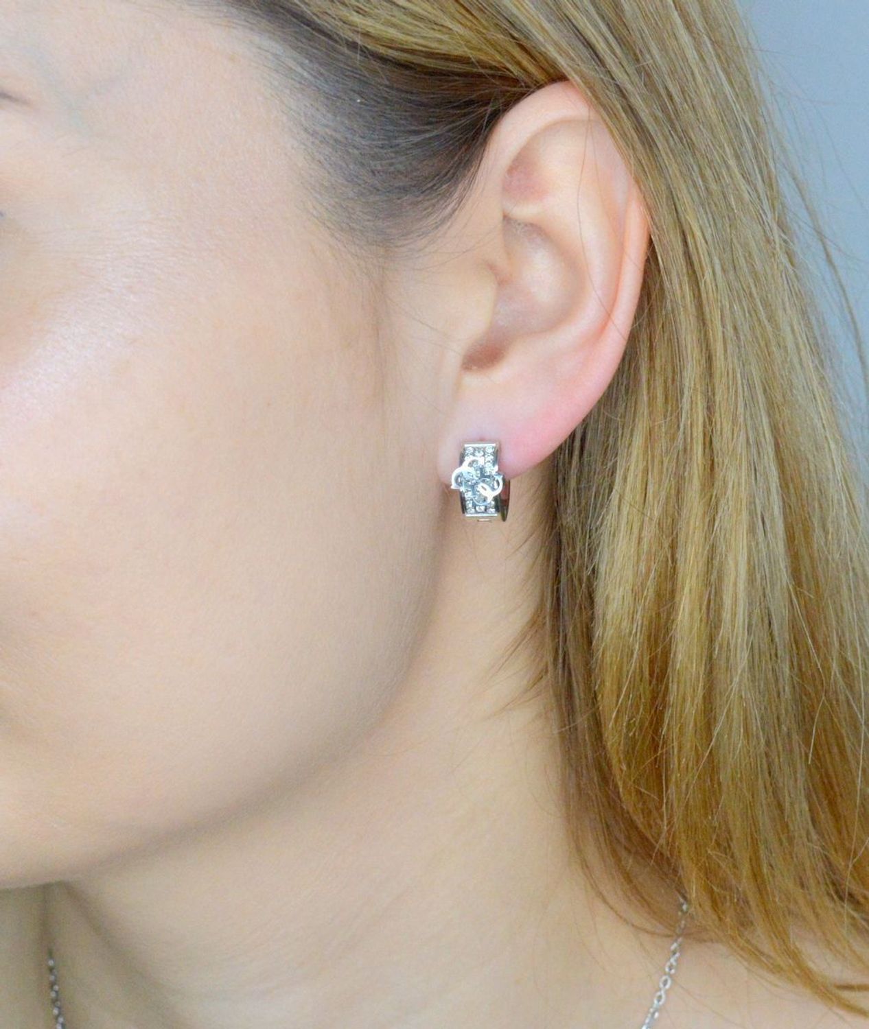 Kolczyki GUESS stalowe koła logo Guess z cyrkoniami JUBE03283JWRHT-U. Kolczyki damskie Guess. Kolczyki stalowe Guess. Kolczyki stalowe koła Guess. Kolczyki damskie stalowe Guess na prezent..jpg