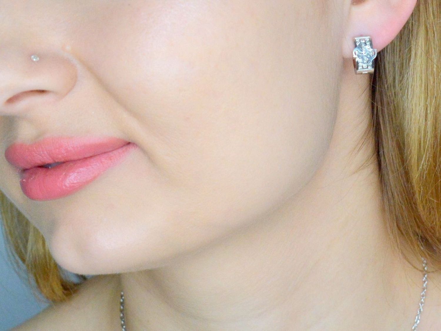 Kolczyki GUESS stalowe koła logo Guess z cyrkoniami JUBE03283JWRHT-U. Kolczyki damskie Guess. Kolczyki stalowe Guess. Kolczyki stalowe koła Guess. Kolczyki damskie stalowe Guess na prezent..jpg