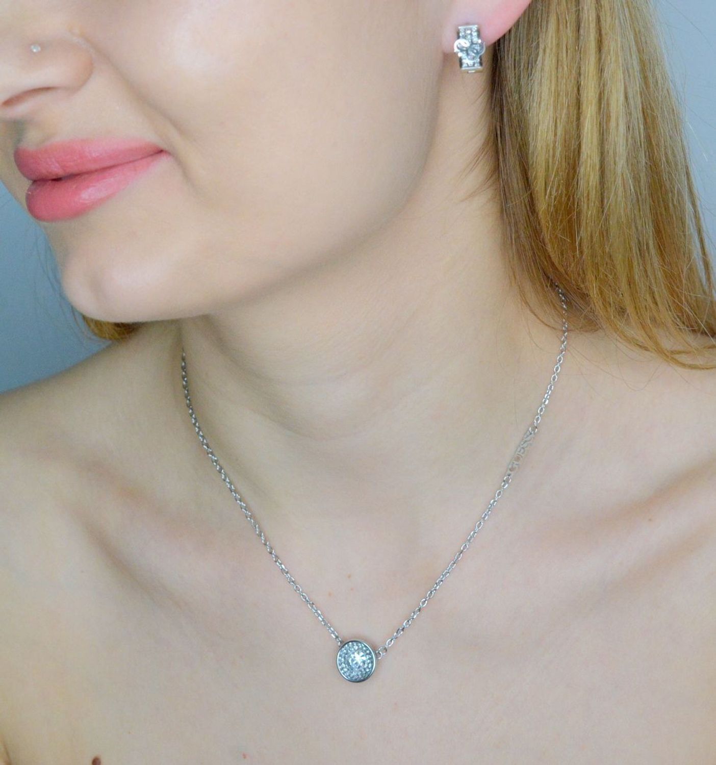 Kolczyki GUESS stalowe koła logo Guess z cyrkoniami JUBE03283JWRHT-U. Kolczyki damskie Guess. Kolczyki stalowe Guess. Kolczyki stalowe koła Guess. Kolczyki damskie stalowe Guess na prezent..jpg