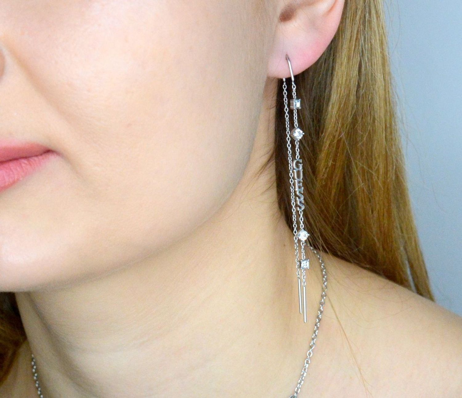 Kolczyki GUESS stalowe logo Guess długie łańcuszki przeciągane z cyrkoniami JUBE03297JWRHT-U.  Kolczyki damskie Guess. Kolczyki stalowe Guess. Kolczyki stalowe Guess. Kolczyki stalowe w srebrnym kolorze. Kolczyki na prezent Guess..jpg