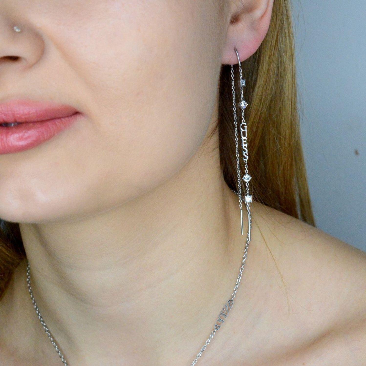 Kolczyki GUESS stalowe logo Guess długie łańcuszki przeciągane z cyrkoniami JUBE03297JWRHT-U.  Kolczyki damskie Guess. Kolczyki stalowe Guess. Kolczyki stalowe Guess. Kolczyki stalowe w srebrnym kolorze. Kolczyki na prezent Guess..jpg