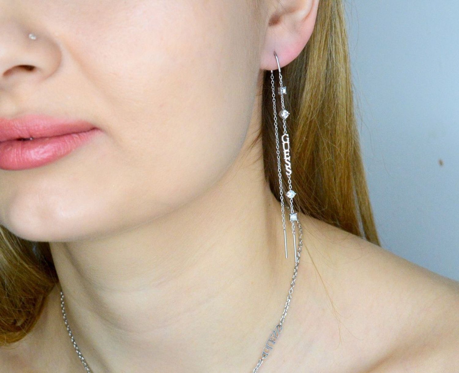 Kolczyki GUESS stalowe logo Guess długie łańcuszki przeciągane z cyrkoniami JUBE03297JWRHT-U.  Kolczyki damskie Guess. Kolczyki stalowe Guess. Kolczyki stalowe Guess. Kolczyki stalowe w srebrnym kolorze. Kolczyki na prezent Guess..jpg