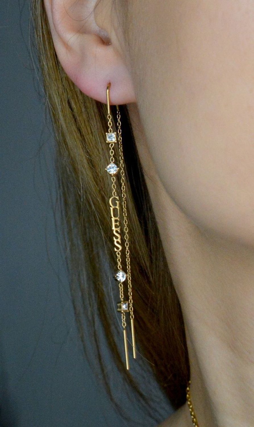 Kolczyki GUESS stalowe pozłacane łańcuszki logo Guess przeciągane JUBE03297JWYGT-U. Kolczyki damskie Guess. Kolczyki stalowe Guess. Kolczyki stalowe pozłacane Guess. Kolczyki damskie stalowe Guess na prezent..jpg