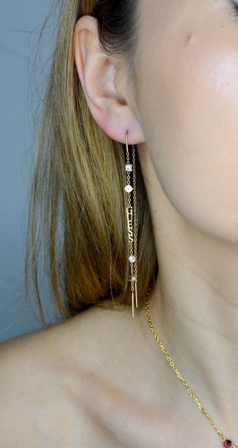 Kolczyki GUESS stalowe pozłacane łańcuszki logo Guess przeciągane JUBE03297JWYGT-U. Kolczyki damskie Guess. Kolczyki stalowe Guess. Kolczyki stalowe pozłacane Guess. Kolczyki damskie stalowe Guess na prezent..jpg