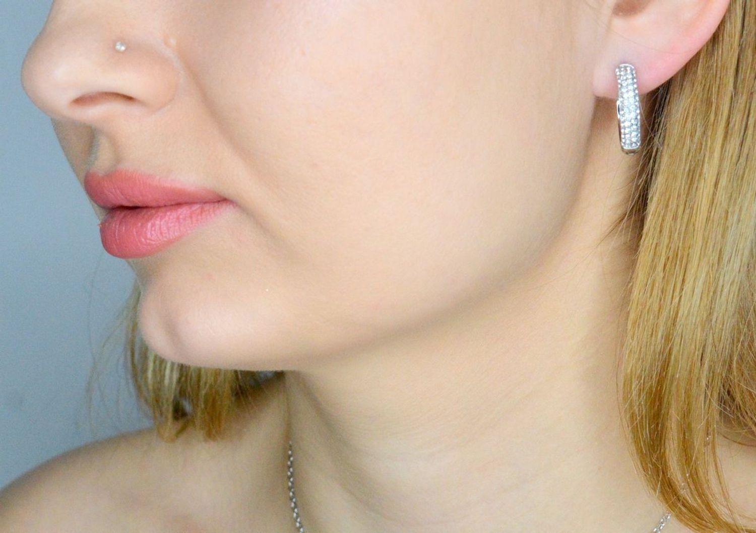 Kolczyki GUESS stalowe koła logo Guess z cyrkoniami JUBE03299JWRHT-U.jpg