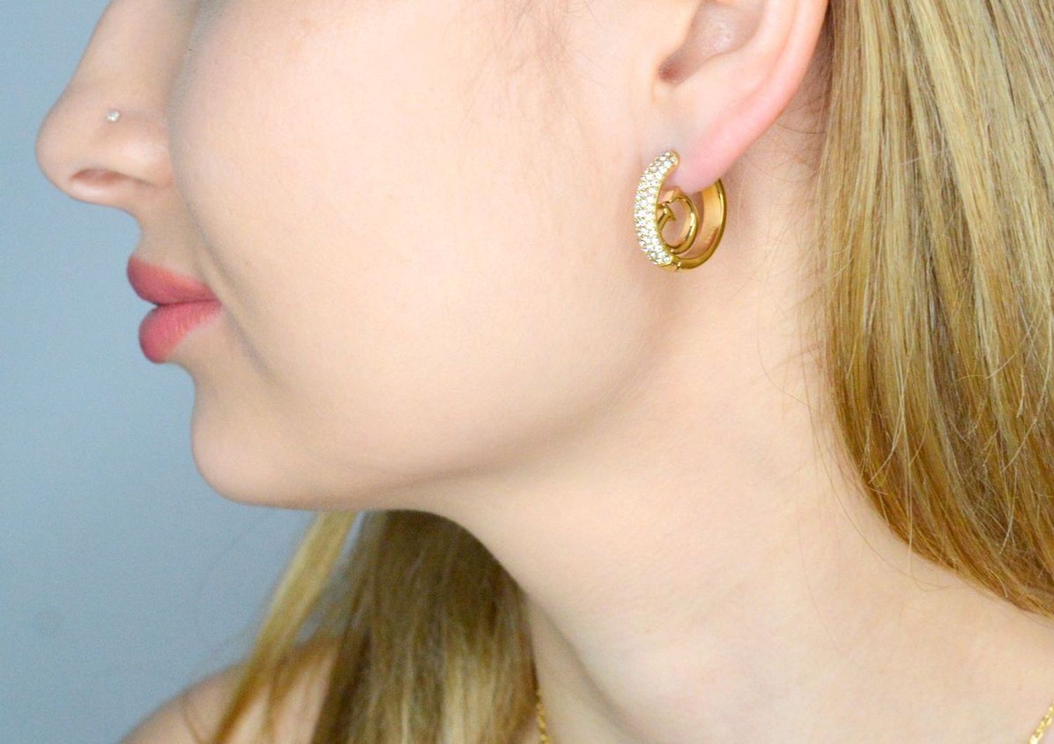 Kolczyki GUESS stalowe pozłacane koła logo Guess z cyrkoniami JUBE03299JWYGT-U. Kolczyki damskie Guess. Kolczyki stalowe Guess. Kolczyki stalowe pozłacane Guess. Kolczyki damskie stalowe Guess na prezent (1).jpg