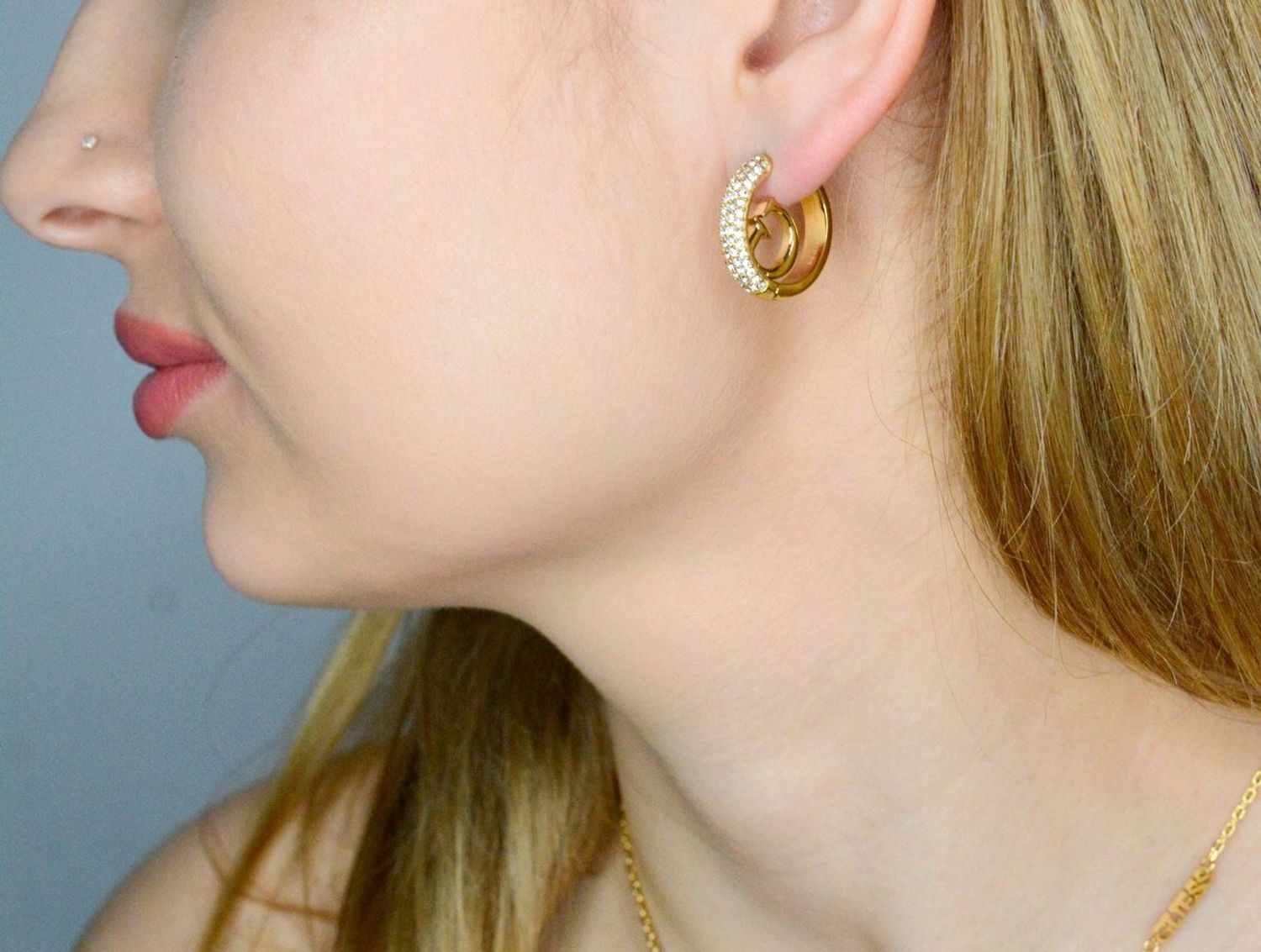 Kolczyki GUESS stalowe pozłacane koła logo Guess z cyrkoniami JUBE03299JWYGT-U. Kolczyki damskie Guess. Kolczyki stalowe Guess. Kolczyki stalowe pozłacane Guess. Kolczyki damskie stalowe Guess na prezent (1).jpg