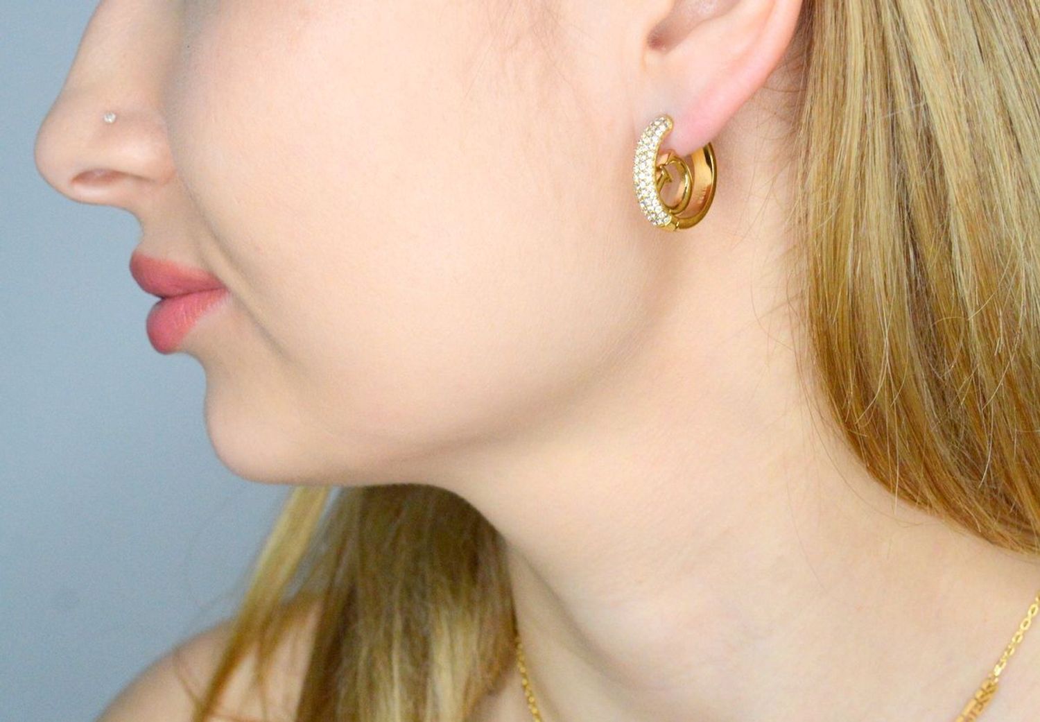 Kolczyki GUESS stalowe pozłacane koła logo Guess z cyrkoniami JUBE03299JWYGT-U. Kolczyki damskie Guess. Kolczyki stalowe Guess. Kolczyki stalowe pozłacane Guess. Kolczyki damskie stalowe Guess na prezent (1).jpg