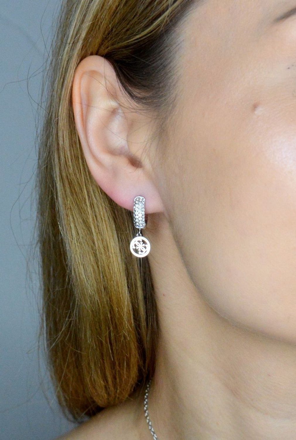 Kolczyki GUESS stalowe logo Guess kółeczka z cyrkoniami JUBE03301JWRHT-U.jpg