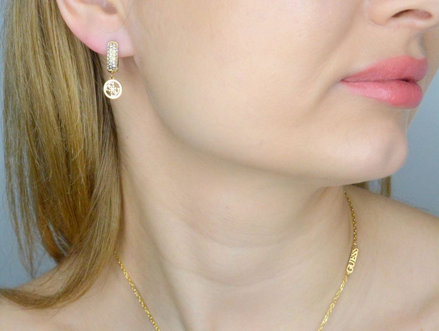 Kolczyki damskie Guess. Kolczyki stalowe Guess. Kolczyki pozłacane stalowe Guess. Kolczyki stalowe kółeczka. Kolczyki na prezent Guess..jpg