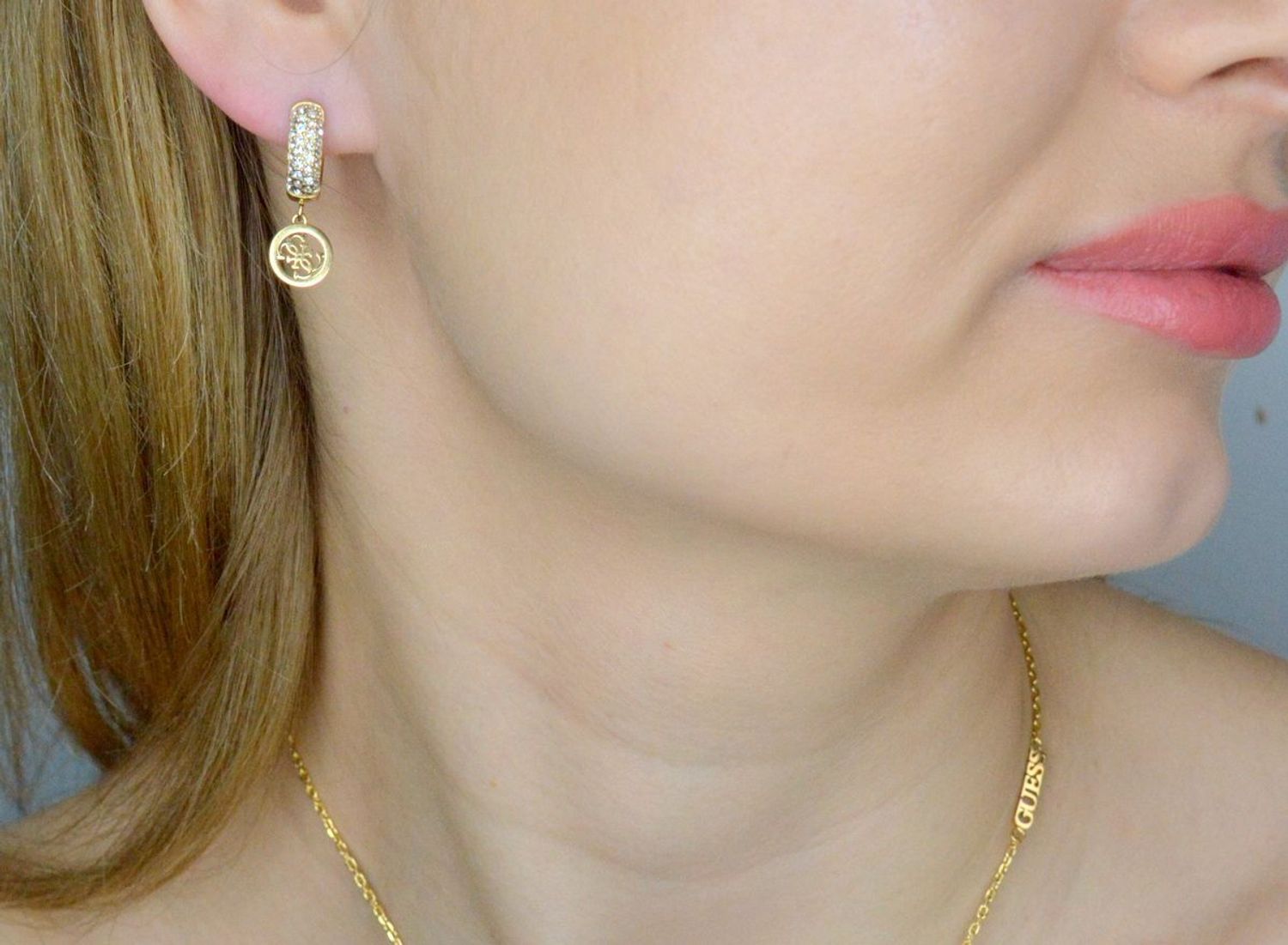 Kolczyki damskie Guess. Kolczyki stalowe Guess. Kolczyki pozłacane stalowe Guess. Kolczyki stalowe kółeczka. Kolczyki na prezent Guess..jpg