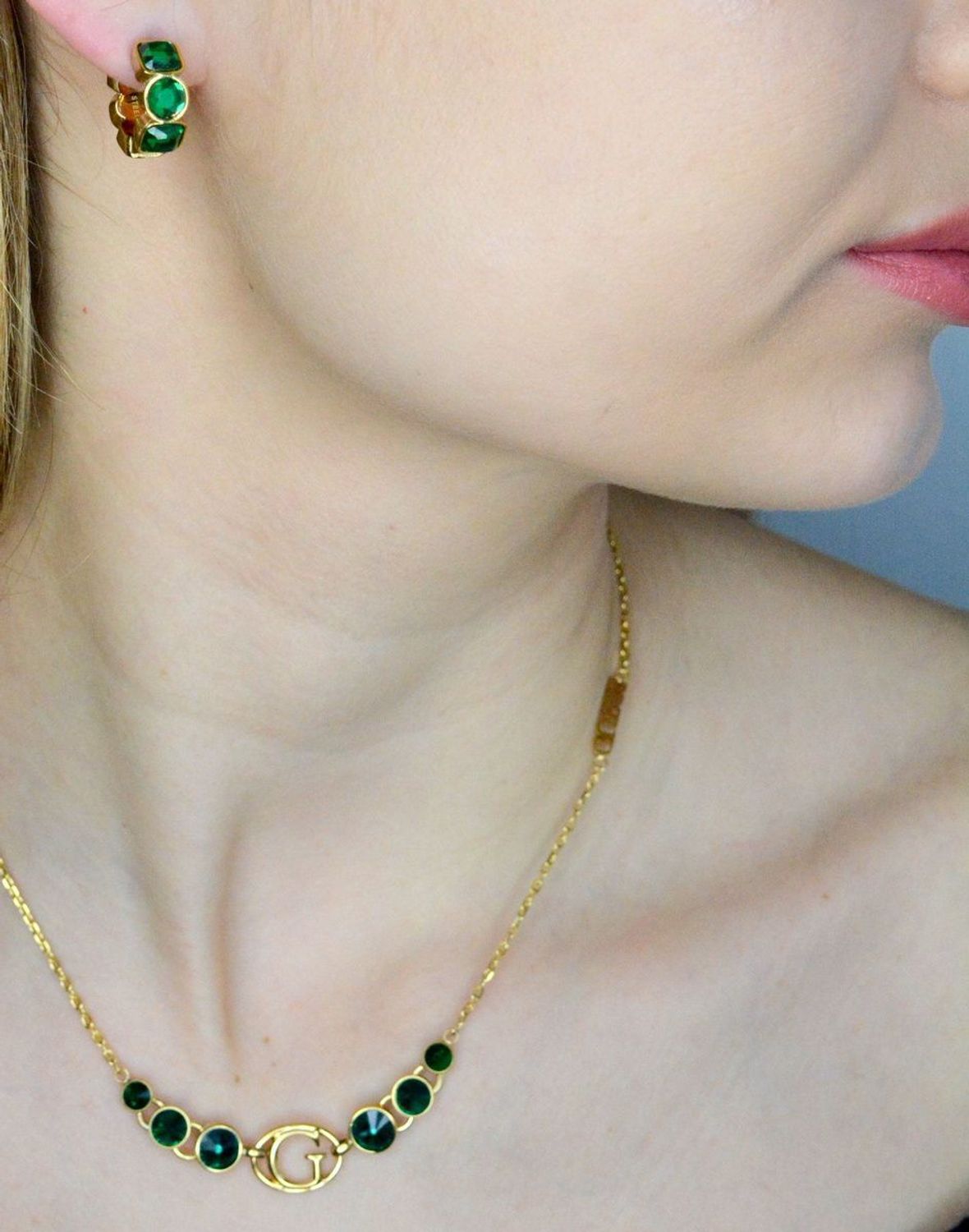 Kolczyki GUESS stalowe logo Guess okrągłe z zielonymi cyrkoniami JUBE03305JWYGEMT-U. Kolczyki damskie Guess. Kolczyki stalowe Guess. Kolczyki stalowe Guess. Kolczyki stalowe w złotym kolorze. Kolczyki na prezent Guess..jpg