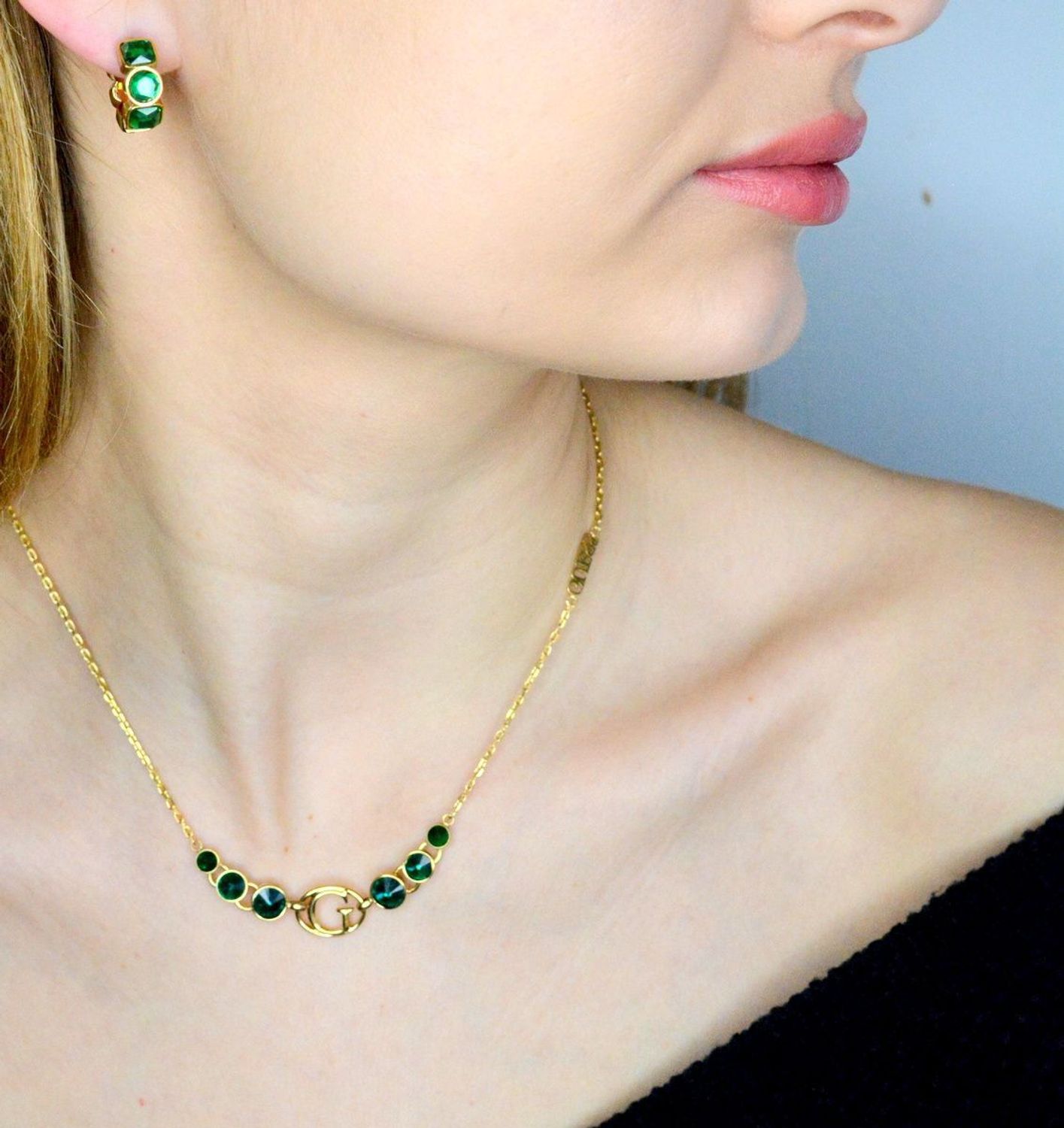 Kolczyki GUESS stalowe logo Guess okrągłe z zielonymi cyrkoniami JUBE03305JWYGEMT-U. Kolczyki damskie Guess. Kolczyki stalowe Guess. Kolczyki stalowe Guess. Kolczyki stalowe w złotym kolorze. Kolczyki na prezent Guess..jpg