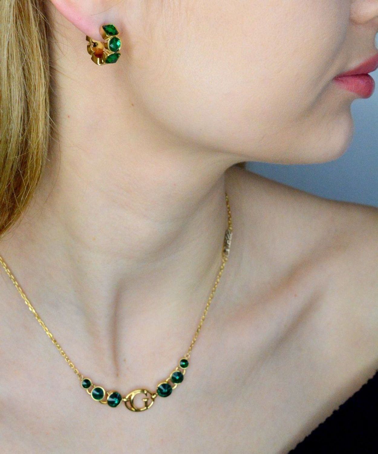 Kolczyki GUESS stalowe logo Guess okrągłe z zielonymi cyrkoniami JUBE03305JWYGEMT-U. Kolczyki damskie Guess. Kolczyki stalowe Guess. Kolczyki stalowe Guess. Kolczyki stalowe w złotym kolorze. Kolczyki na prezent Guess..jpg