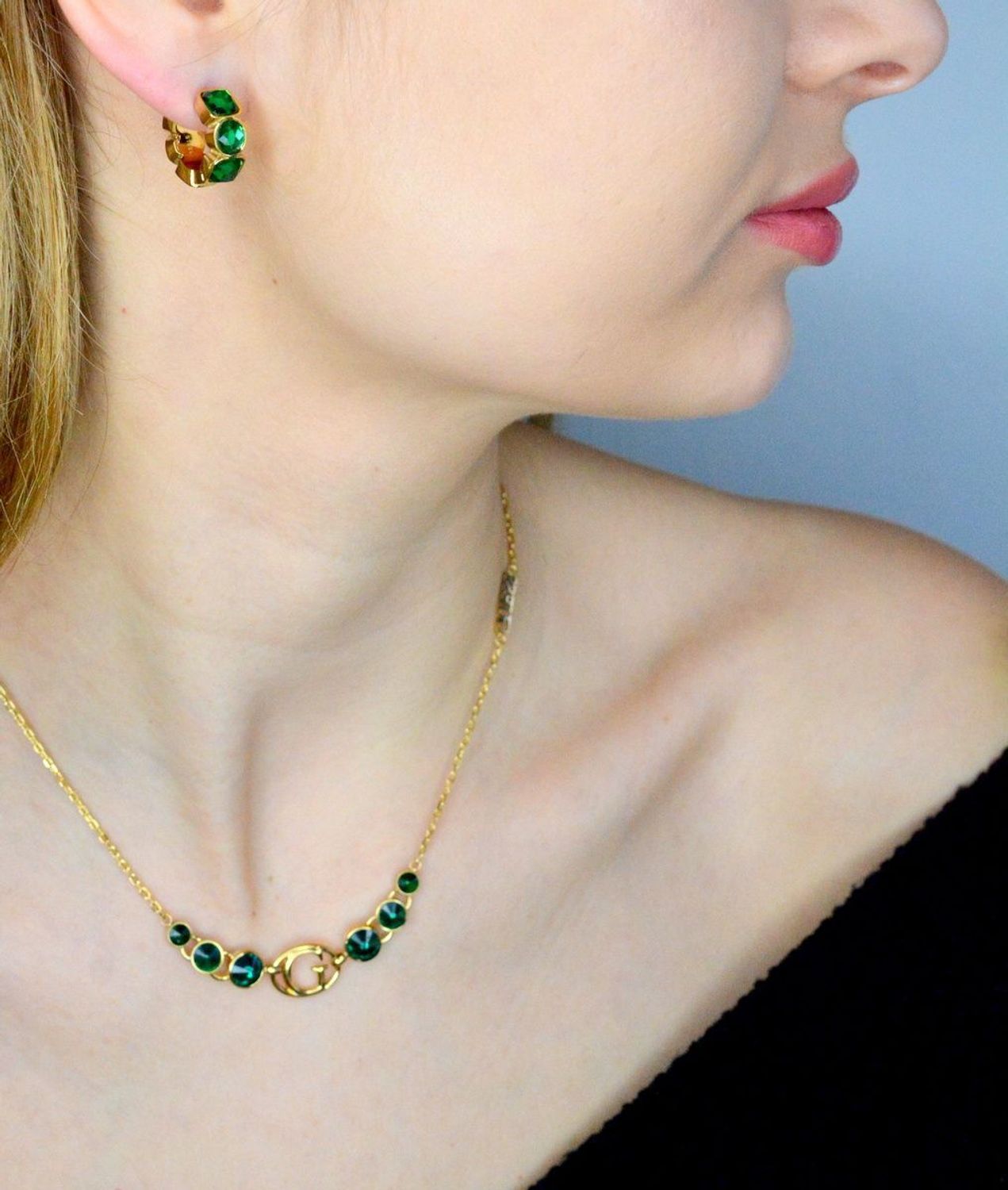 Kolczyki GUESS stalowe logo Guess okrągłe z zielonymi cyrkoniami JUBE03305JWYGEMT-U. Kolczyki damskie Guess. Kolczyki stalowe Guess. Kolczyki stalowe Guess. Kolczyki stalowe w złotym kolorze. Kolczyki na prezent Guess..jpg