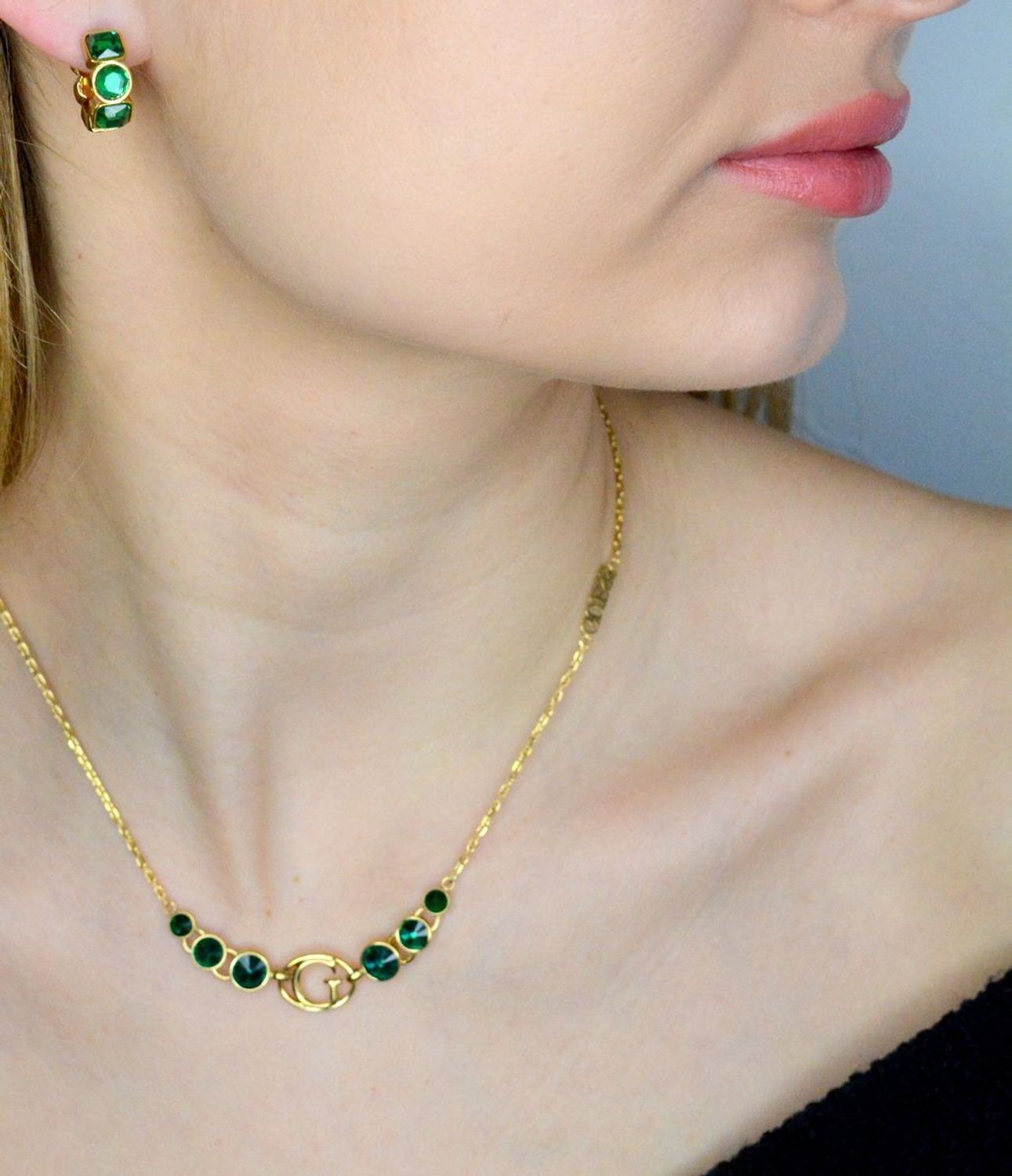 Kolczyki GUESS stalowe logo Guess okrągłe z zielonymi cyrkoniami JUBE03305JWYGEMT-U. Kolczyki damskie Guess. Kolczyki stalowe Guess. Kolczyki stalowe Guess. Kolczyki stalowe w złotym kolorze. Kolczyki na prezent Guess..jpg