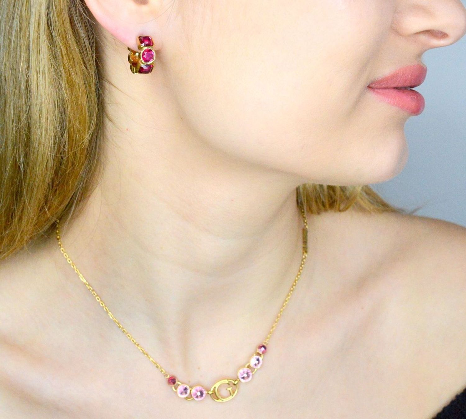 Kolczyki GUESS stalowe logo Guess okrągłe z różowymi cyrkoniami JUBE03305JWYGFCT-U.jpg