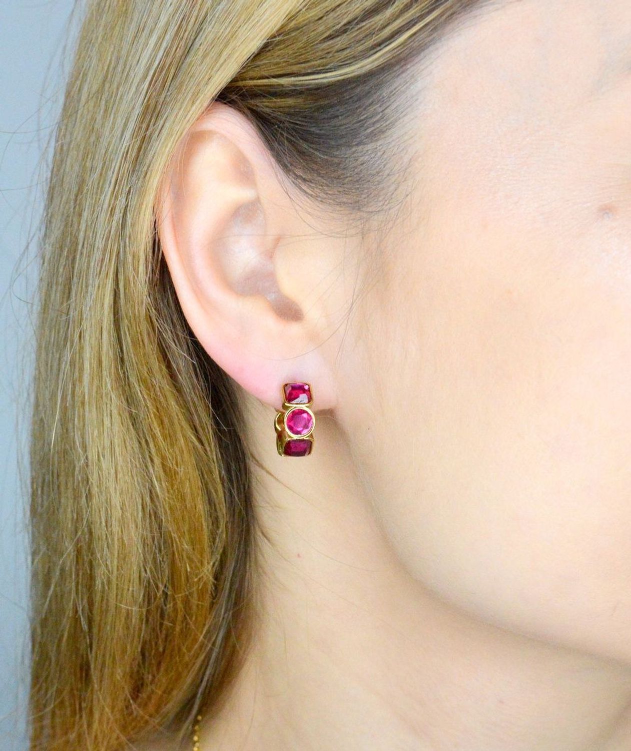 Kolczyki GUESS stalowe logo Guess okrągłe z różowymi cyrkoniami JUBE03305JWYGFCT-U.jpg