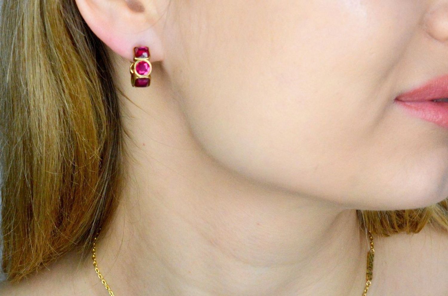 Kolczyki GUESS stalowe logo Guess okrągłe z różowymi cyrkoniami JUBE03305JWYGFCT-U.jpg