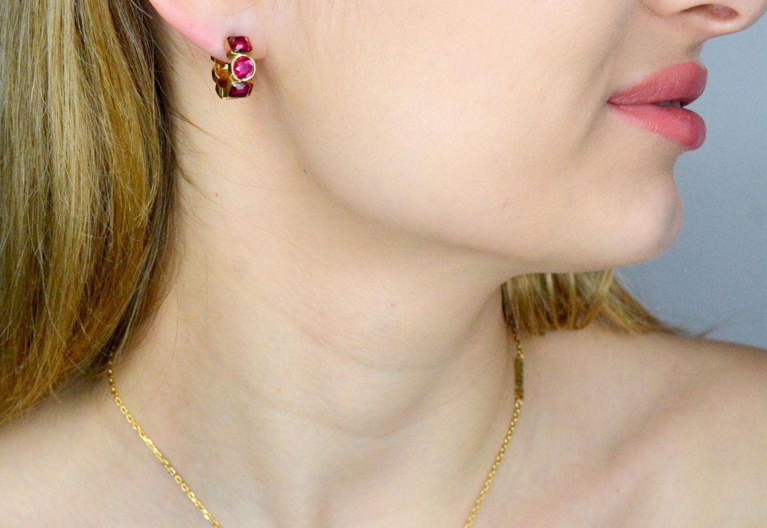 Kolczyki GUESS stalowe logo Guess okrągłe z różowymi cyrkoniami JUBE03305JWYGFCT-U.jpg