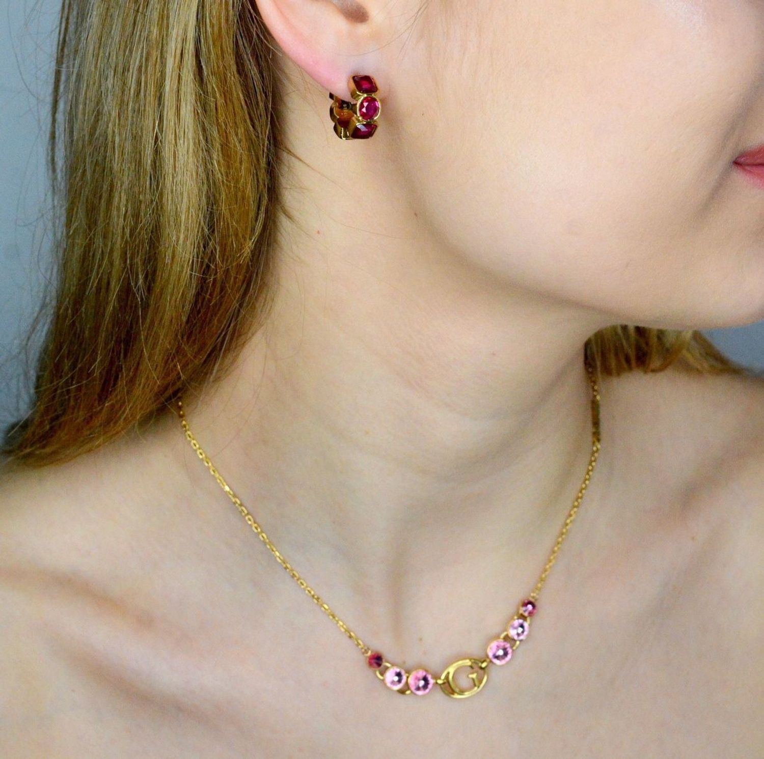 Kolczyki GUESS stalowe logo Guess okrągłe z różowymi cyrkoniami JUBE03305JWYGFCT-U.jpg