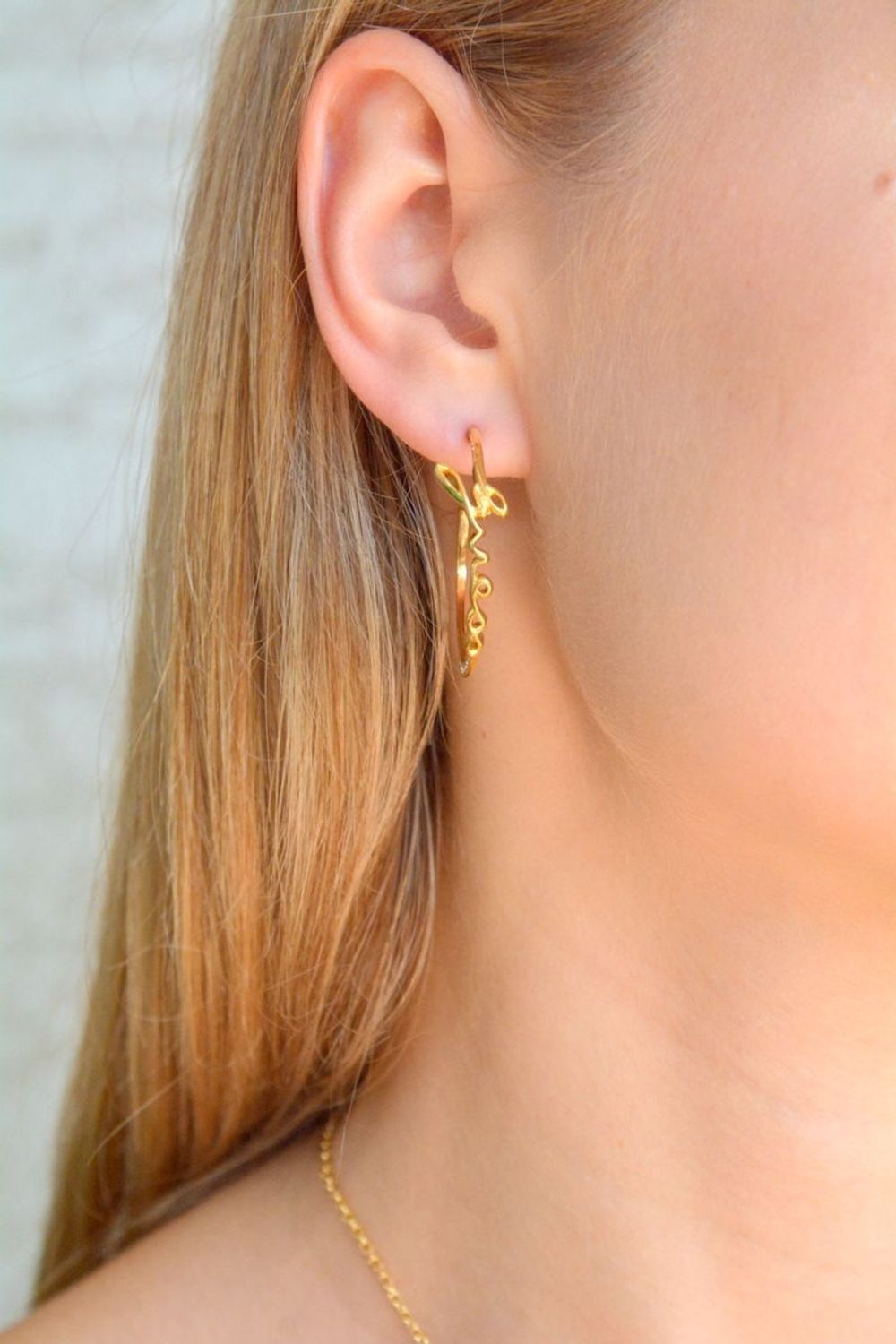 Kolczyki damskie GUESS stalowe koła pozłacane JUBE03313JWYGTU.jpg