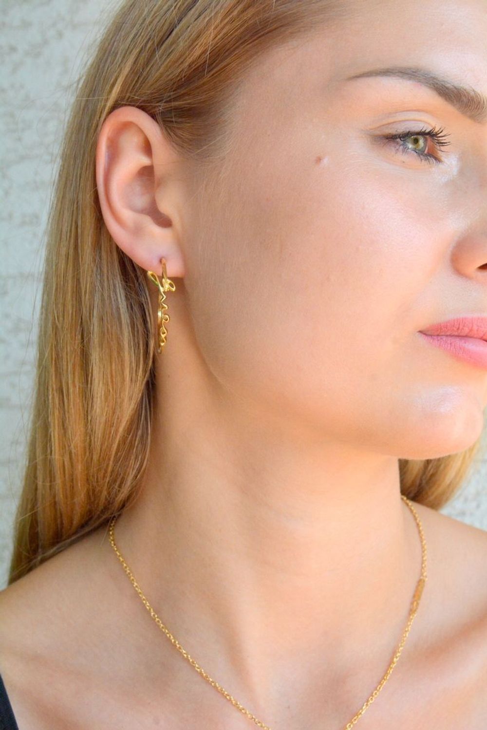 Kolczyki damskie GUESS stalowe koła pozłacane JUBE03313JWYGTU.jpg