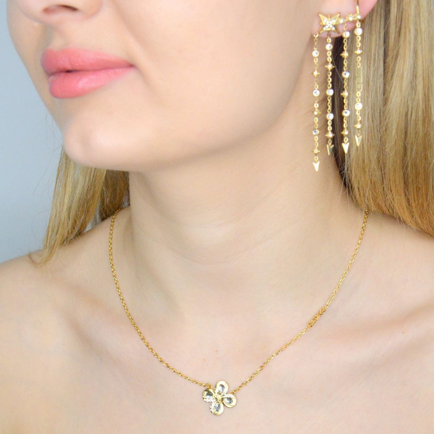 Kolczyki GUESS stalowe łańcuszki nausznice logo Guess z cyrkoniami JUBE03323JWYGT-U. Kolczyki damskie Guess. Kolczyki stalowe Guess. Kolczyki stalowe Guess pozłacane. Kolczyki damskie stalowe Guess na prezent..jpg