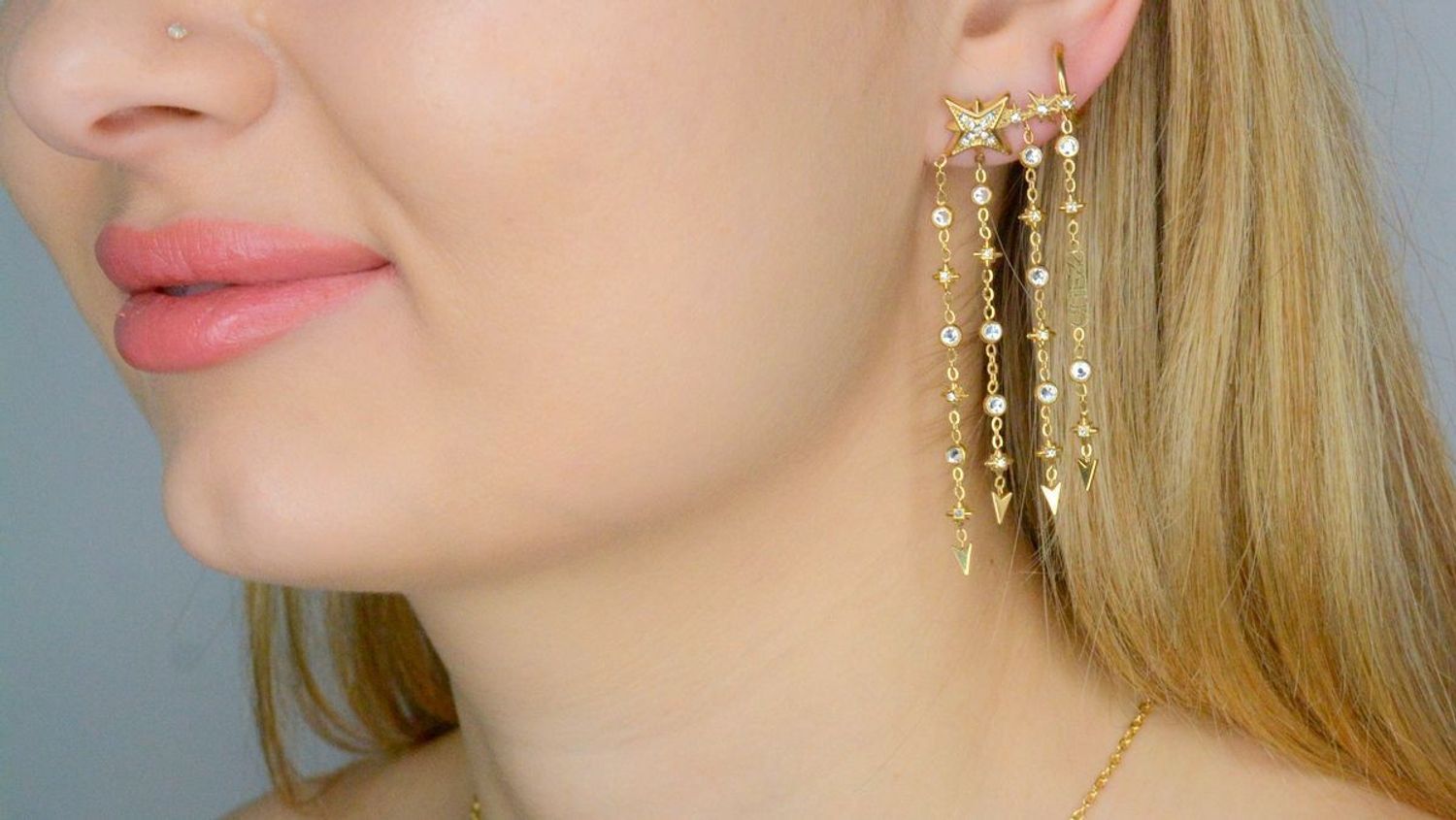 Kolczyki GUESS stalowe łańcuszki nausznice logo Guess z cyrkoniami JUBE03323JWYGT-U. Kolczyki damskie Guess. Kolczyki stalowe Guess. Kolczyki stalowe Guess pozłacane. Kolczyki damskie stalowe Guess na prezent..jpg