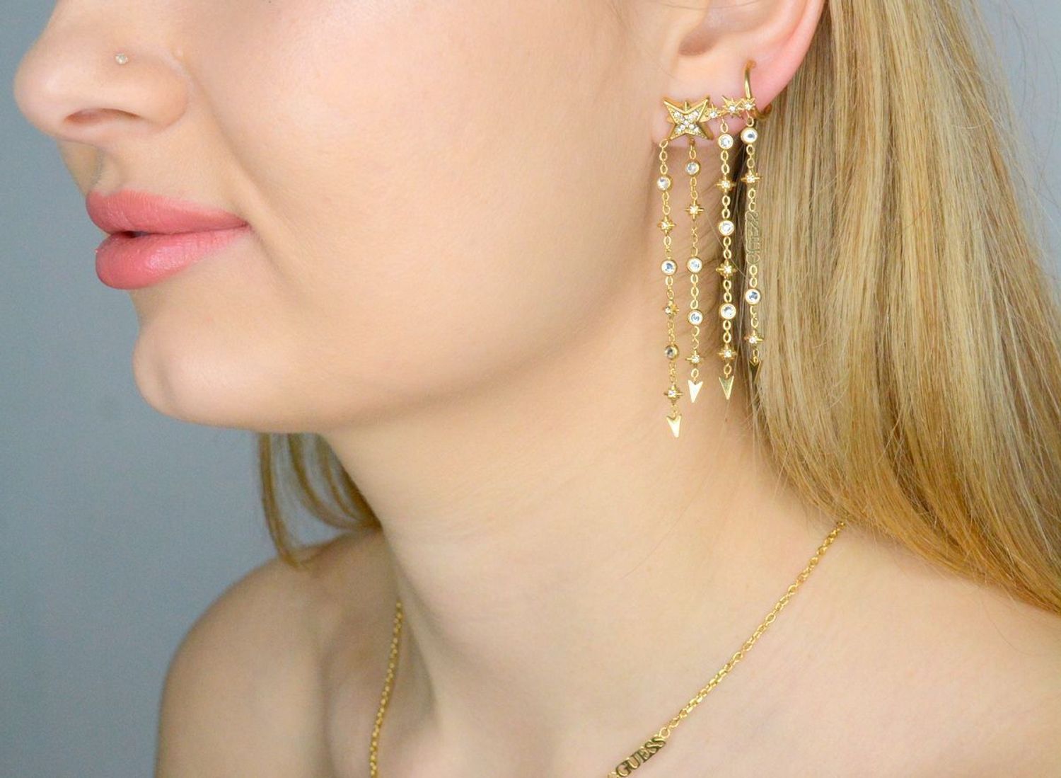 Kolczyki GUESS stalowe łańcuszki nausznice logo Guess z cyrkoniami JUBE03323JWYGT-U. Kolczyki damskie Guess. Kolczyki stalowe Guess. Kolczyki stalowe Guess pozłacane. Kolczyki damskie stalowe Guess na prezent..jpg