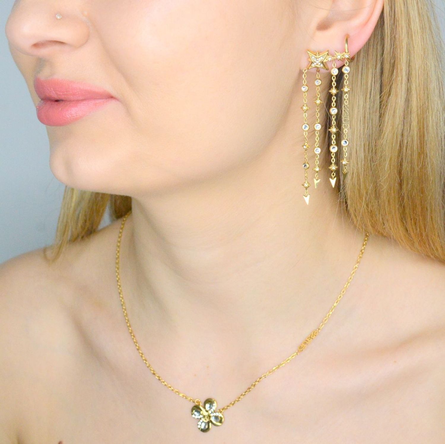 Kolczyki GUESS stalowe łańcuszki nausznice logo Guess z cyrkoniami JUBE03323JWYGT-U. Kolczyki damskie Guess. Kolczyki stalowe Guess. Kolczyki stalowe Guess pozłacane. Kolczyki damskie stalowe Guess na prezent..jpg