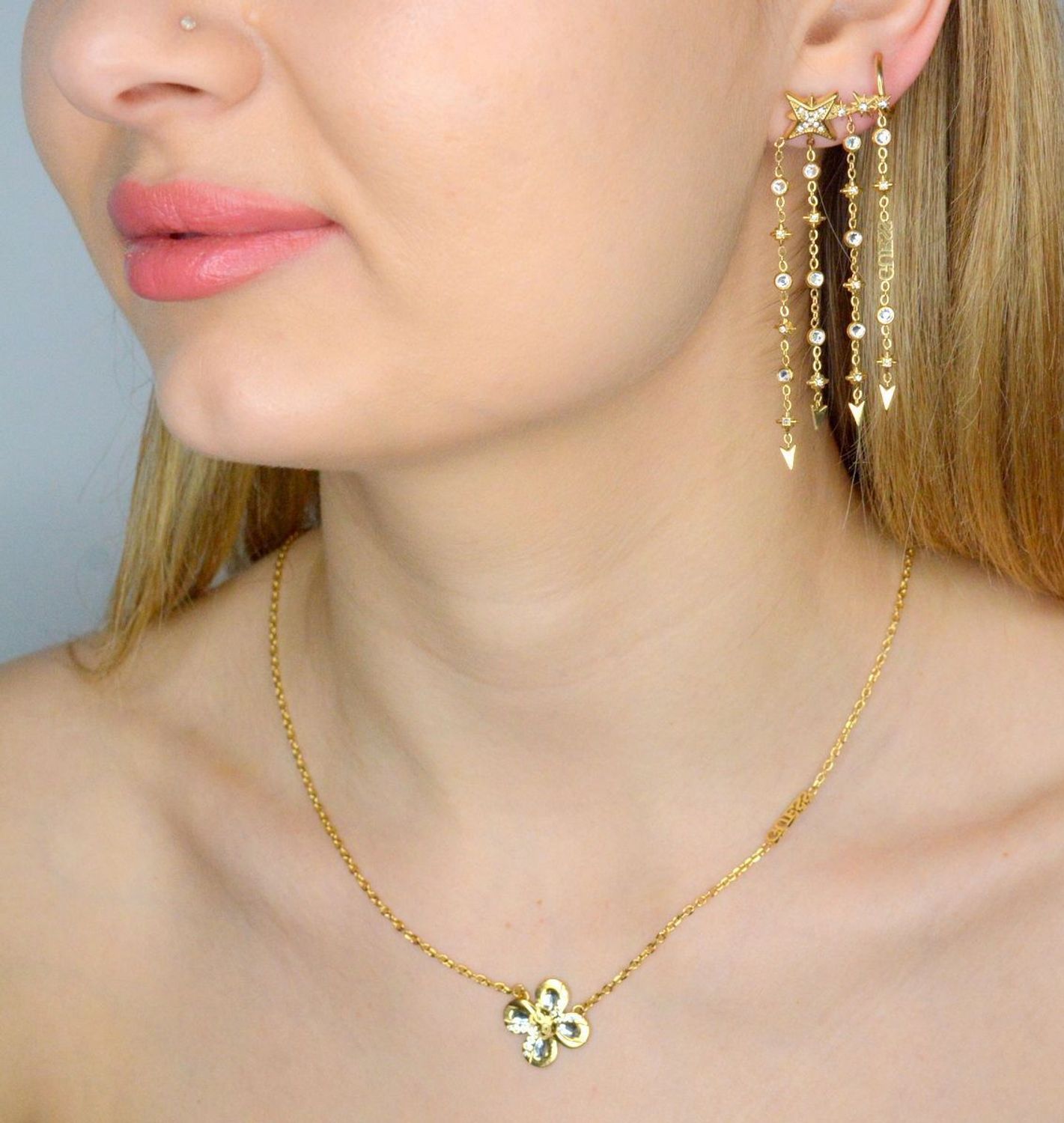 Kolczyki GUESS stalowe łańcuszki nausznice logo Guess z cyrkoniami JUBE03323JWYGT-U. Kolczyki damskie Guess. Kolczyki stalowe Guess. Kolczyki stalowe Guess pozłacane. Kolczyki damskie stalowe Guess na prezent..jpg