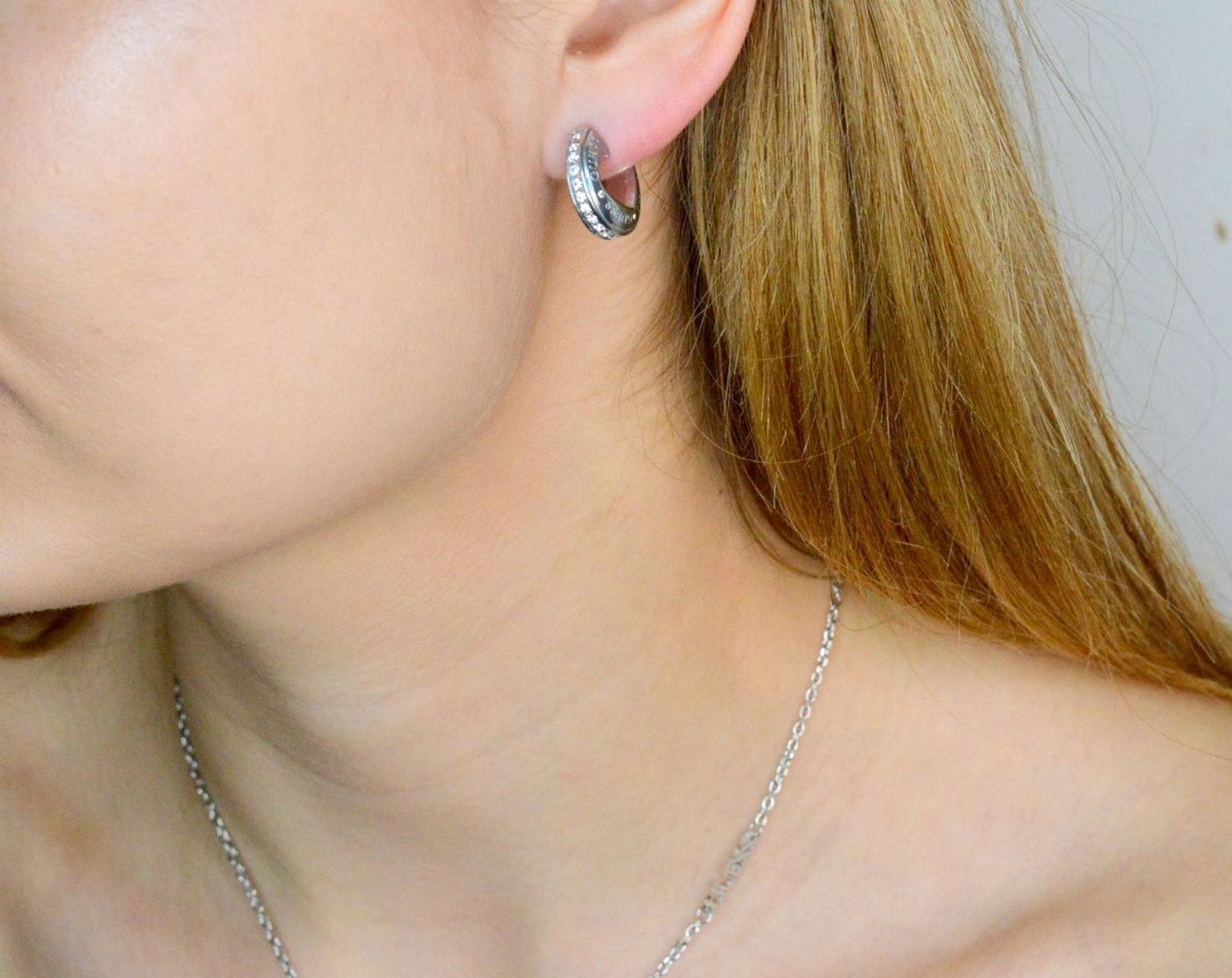 Kolczyki GUESS stalowe koła logo Guess z cyrkoniami JUBE03347JWRHT-U.jpg