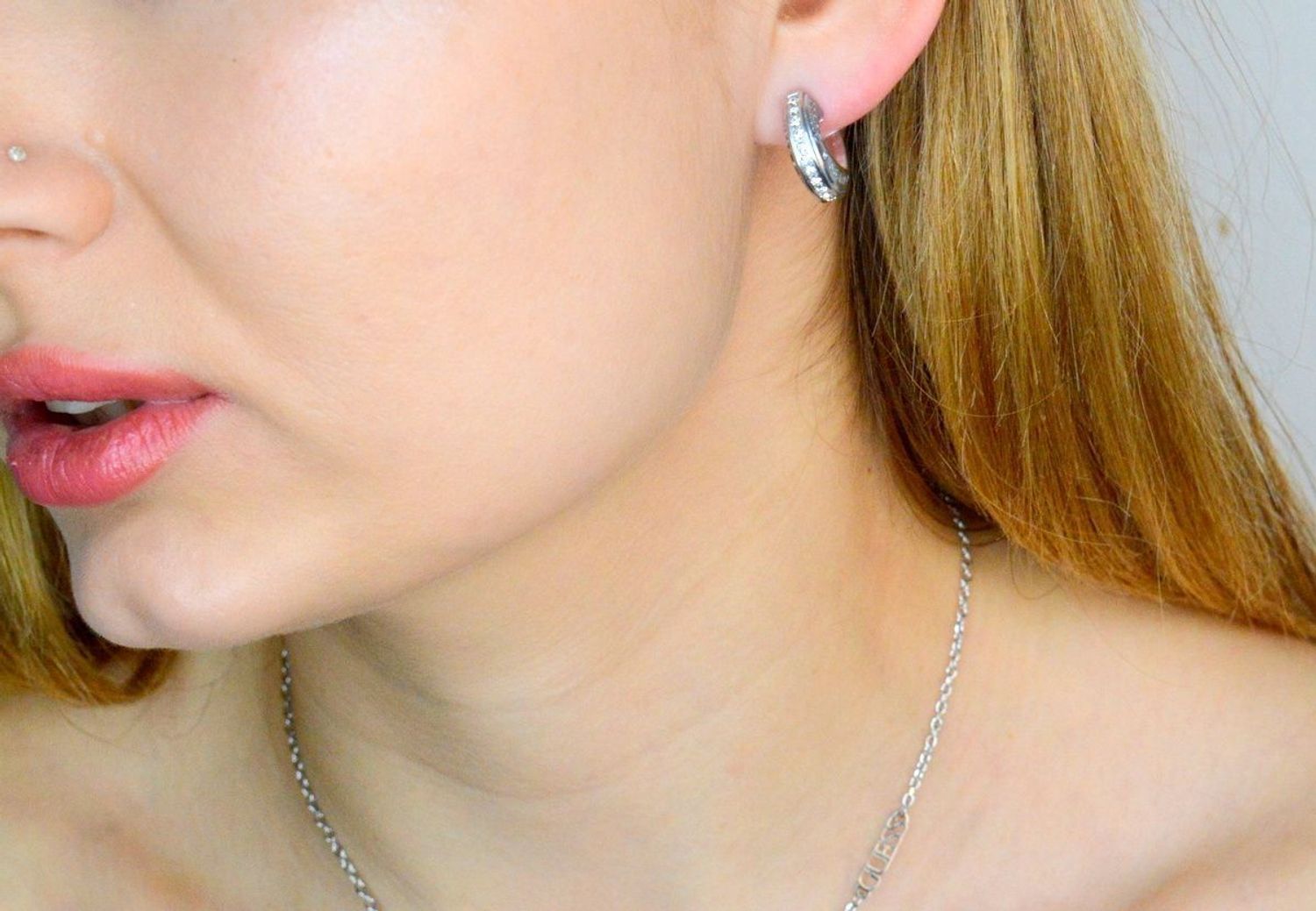 Kolczyki GUESS stalowe koła logo Guess z cyrkoniami JUBE03347JWRHT-U.jpg