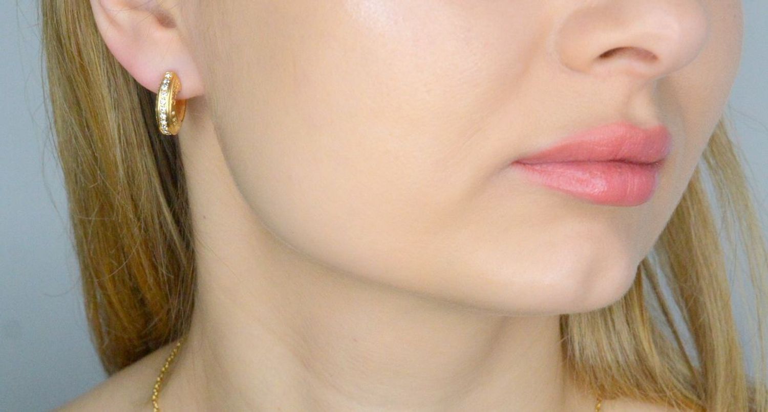 Kolczyki GUESS stalowe pozłacane koła logo Guess z cyrkoniami JUBE03347JWYGT-U.  Kolczyki damskie Guess. Kolczyki stalowe Guess. Kolczyki stalowe pozłacane Guess. Kolczyki damskie stalowe Guess na prezent (2).jpg