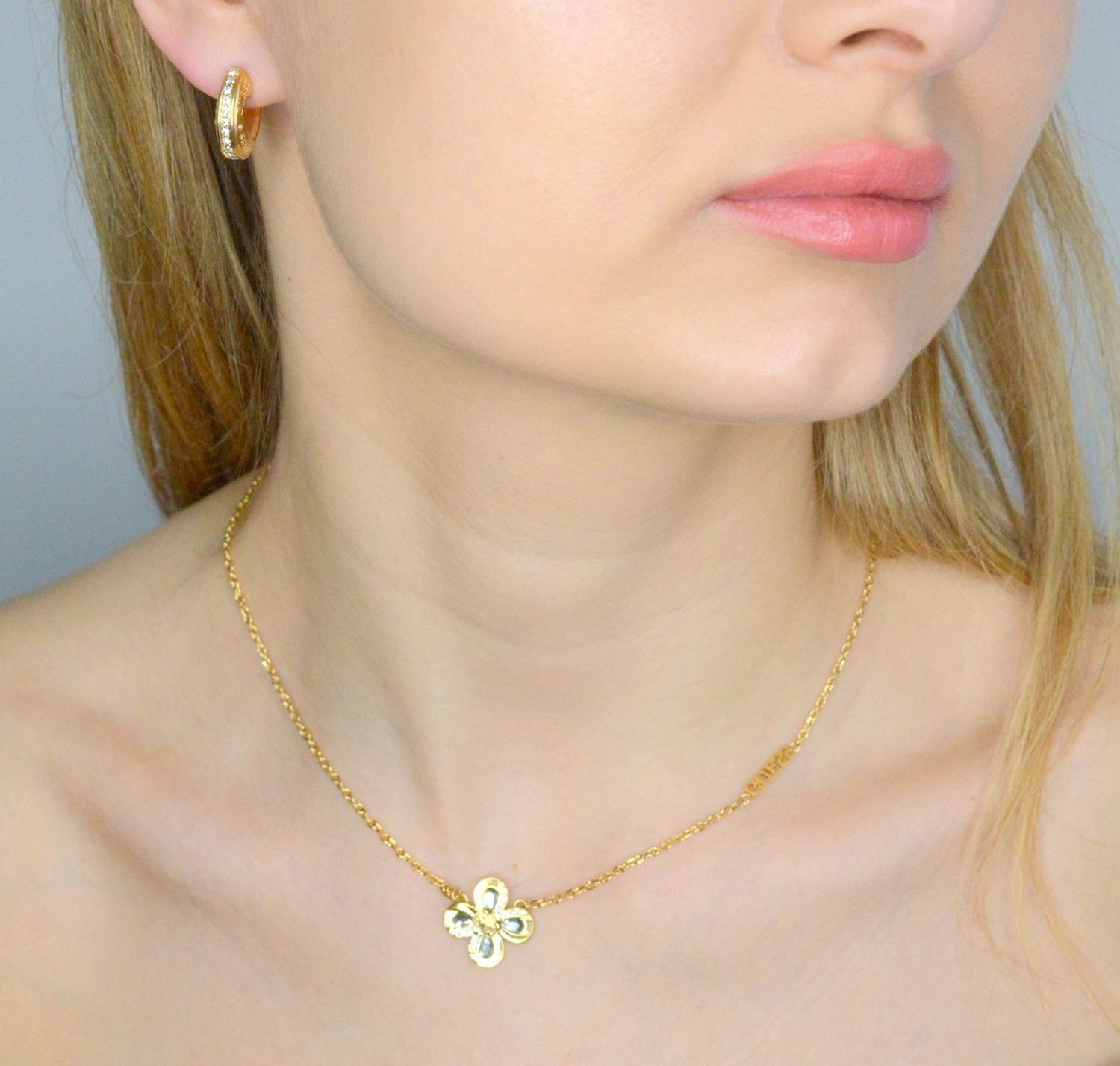 Kolczyki GUESS stalowe pozłacane koła logo Guess z cyrkoniami JUBE03347JWYGT-U.  Kolczyki damskie Guess. Kolczyki stalowe Guess. Kolczyki stalowe pozłacane Guess. Kolczyki damskie stalowe Guess na prezent (2).jpg