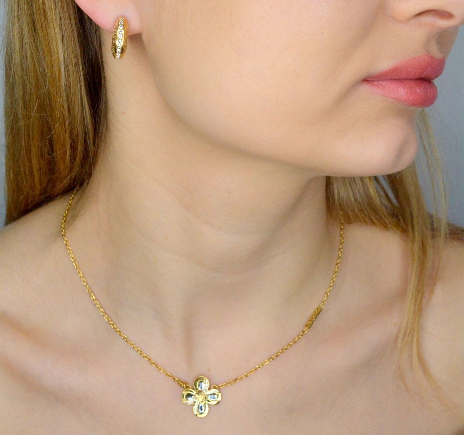 Kolczyki GUESS stalowe pozłacane koła logo Guess z cyrkoniami JUBE03347JWYGT-U.  Kolczyki damskie Guess. Kolczyki stalowe Guess. Kolczyki stalowe pozłacane Guess. Kolczyki damskie stalowe Guess na prezent (2).jpg