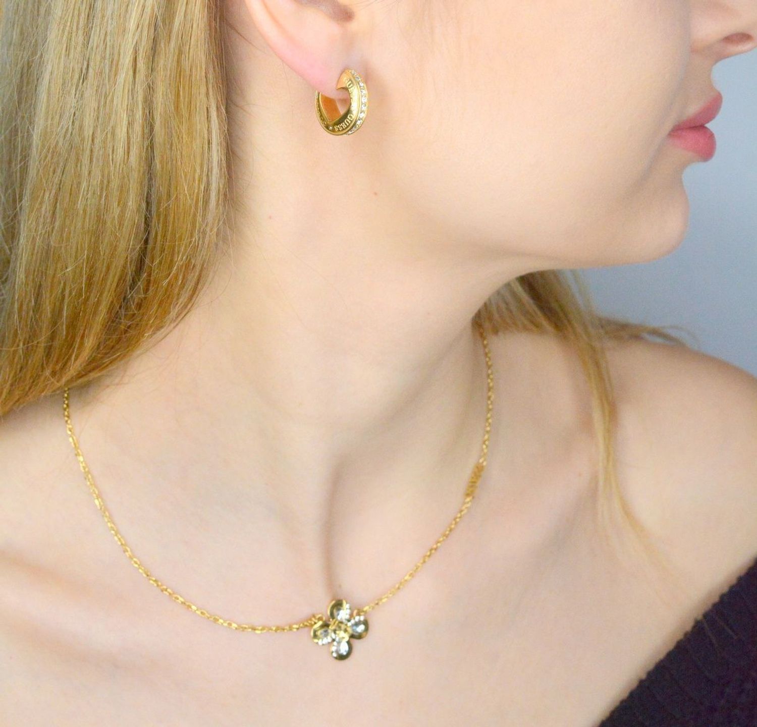 Kolczyki GUESS stalowe pozłacane koła logo Guess z cyrkoniami JUBE03347JWYGT-U.  Kolczyki damskie Guess. Kolczyki stalowe Guess. Kolczyki stalowe pozłacane Guess. Kolczyki damskie stalowe Guess na prezent (2).jpg