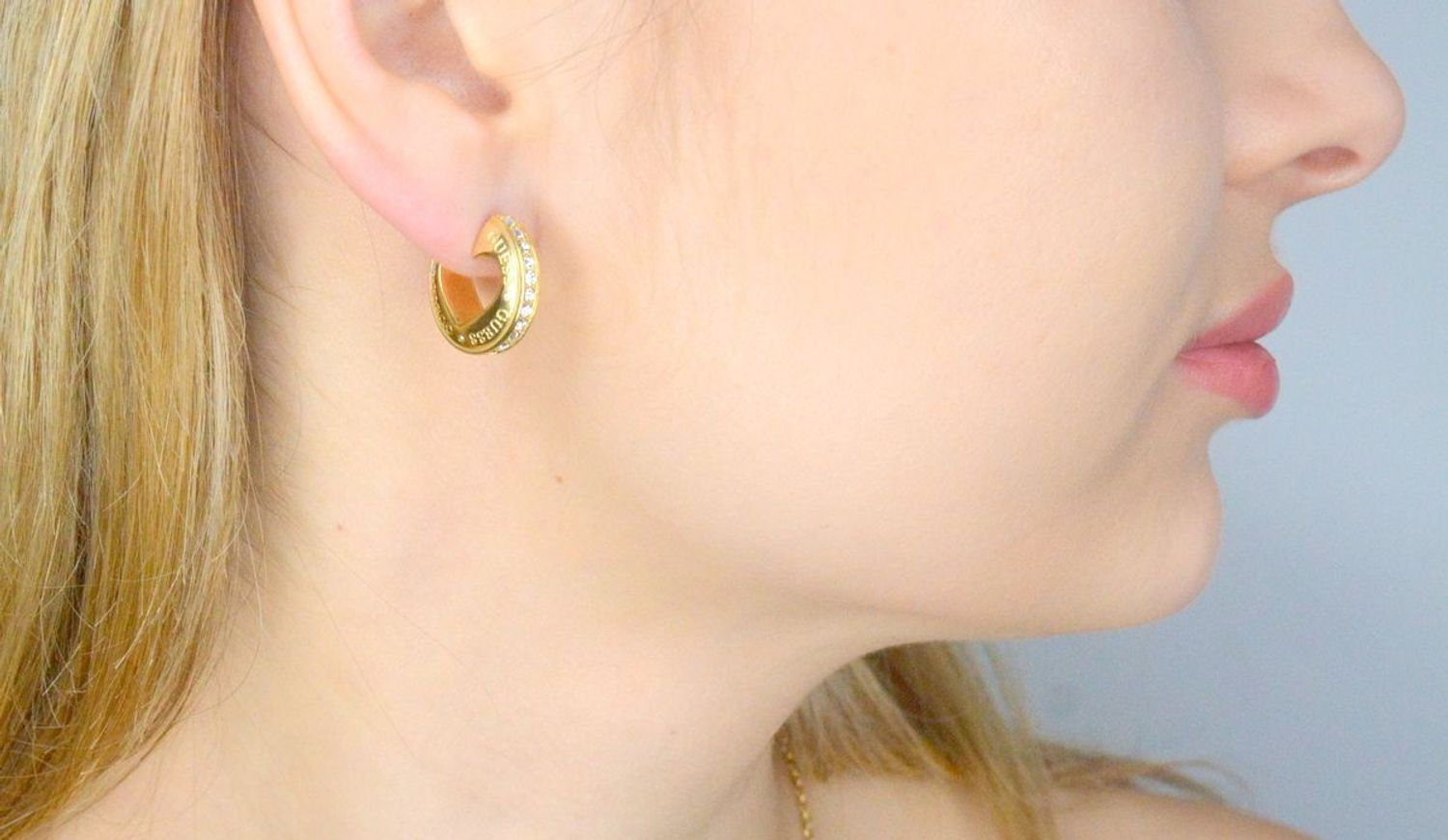 Kolczyki GUESS stalowe pozłacane koła logo Guess z cyrkoniami JUBE03347JWYGT-U.  Kolczyki damskie Guess. Kolczyki stalowe Guess. Kolczyki stalowe pozłacane Guess. Kolczyki damskie stalowe Guess na prezent (2).jpg