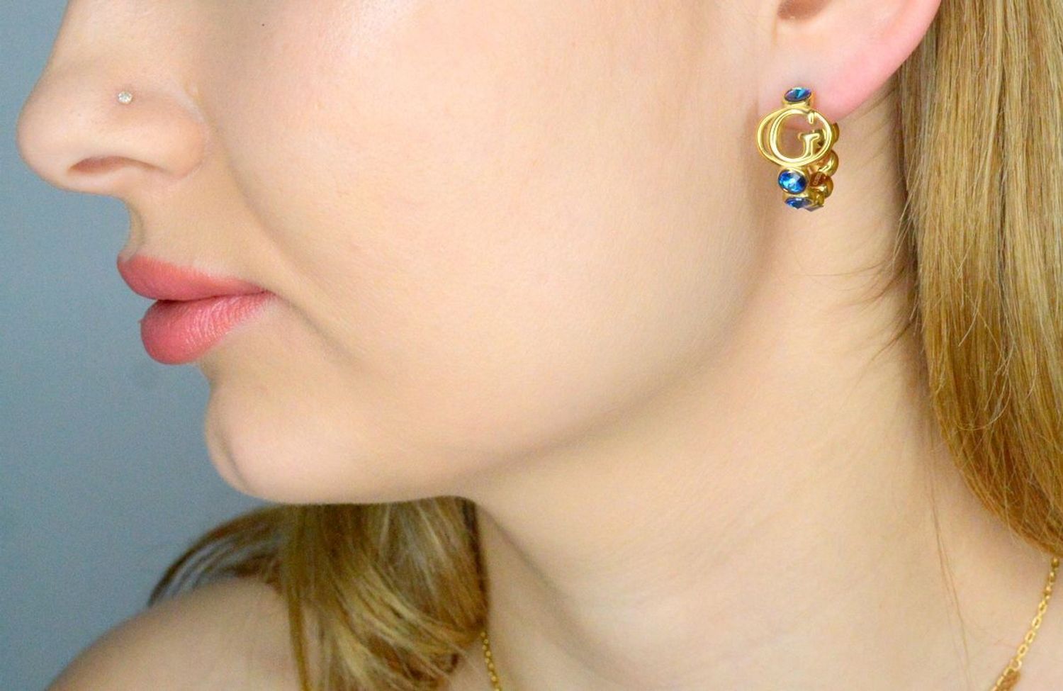 Kolczyki GUESS stalowe logo Guess okrągłe z niebieskimi cyrkoniami JUBE03360JWYGBLT-U.  Kolczyki damskie Guess. Kolczyki stalowe Guess. Kolczyki stalowe Guess. Kolczyki stalowe w złotym kolorze. Kolczyki na prezent Guess..jpg