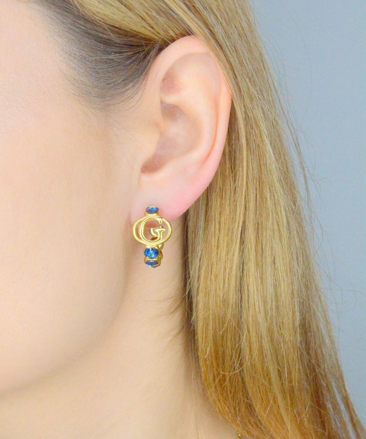 Kolczyki GUESS stalowe logo Guess okrągłe z niebieskimi cyrkoniami JUBE03360JWYGBLT-U.  Kolczyki damskie Guess. Kolczyki stalowe Guess. Kolczyki stalowe Guess. Kolczyki stalowe w złotym kolorze. Kolczyki na prezent Guess..jpg