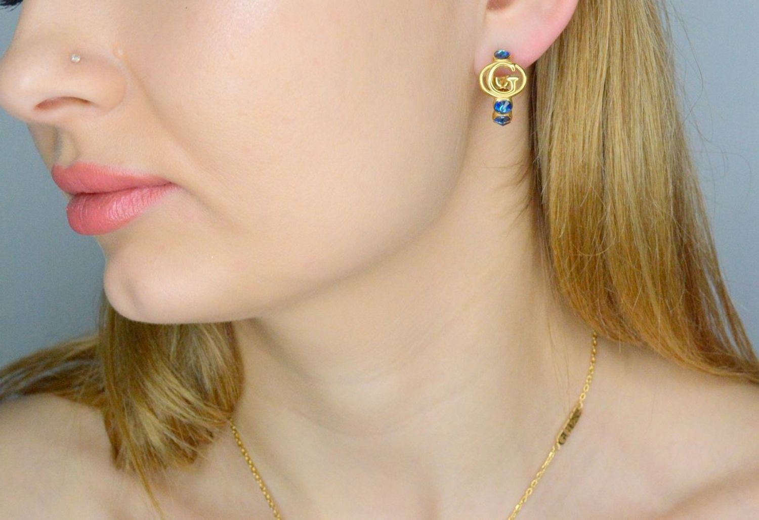 Kolczyki GUESS stalowe logo Guess okrągłe z niebieskimi cyrkoniami JUBE03360JWYGBLT-U.  Kolczyki damskie Guess. Kolczyki stalowe Guess. Kolczyki stalowe Guess. Kolczyki stalowe w złotym kolorze. Kolczyki na prezent Guess..jpg