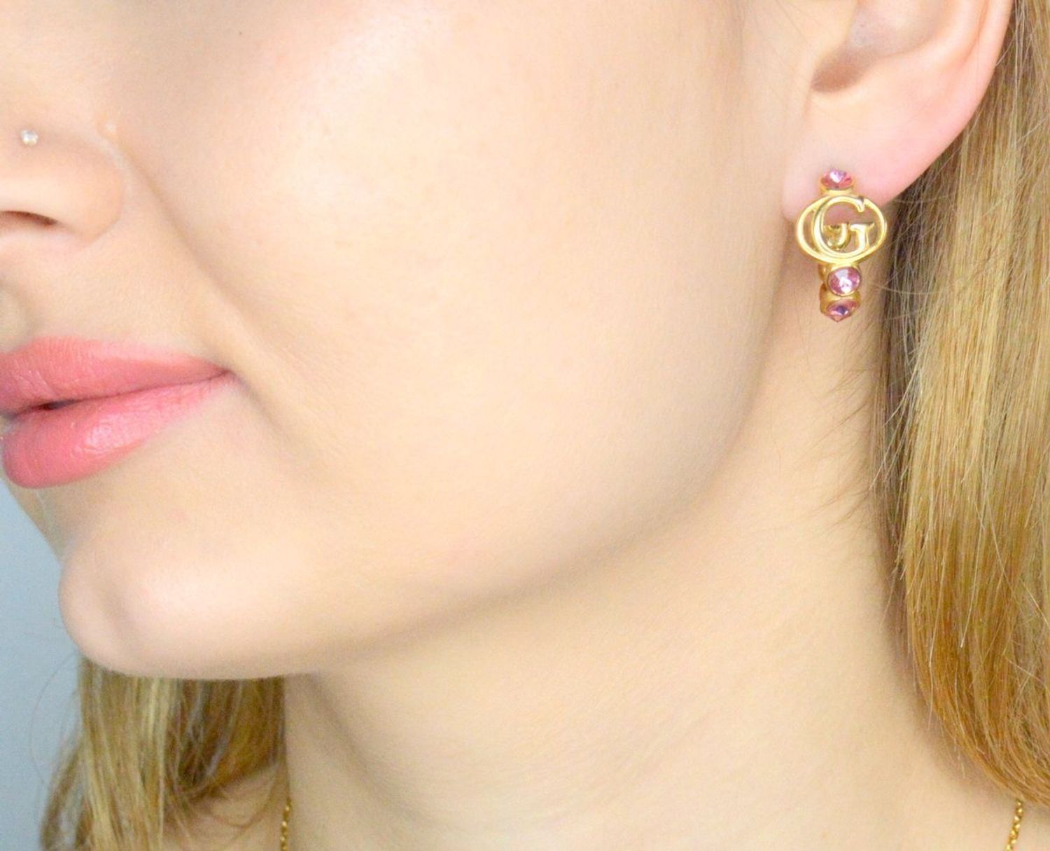 Kolczyki GUESS stalowe logo Guess okrągłe z różowymi cyrkoniami JUBE03360JWYGRST-U. Kolczyki damskie Guess. Kolczyki stalowe Guess. Kolczyki stalowe Guess. Kolczyki stalowe w złotym kolorze. Kolczyki na prezent Guess..jpg